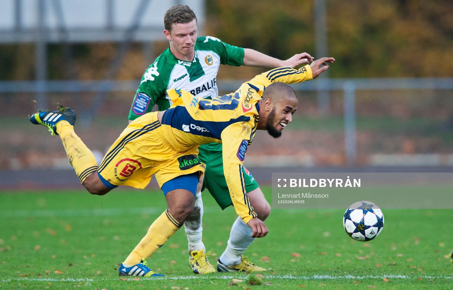  Ängelholms Junes Barny stoppas av Thomas Guldborg Christensen i matchen i Superettan mellan Ängelholm och Hammarby 26 oktober 2013.