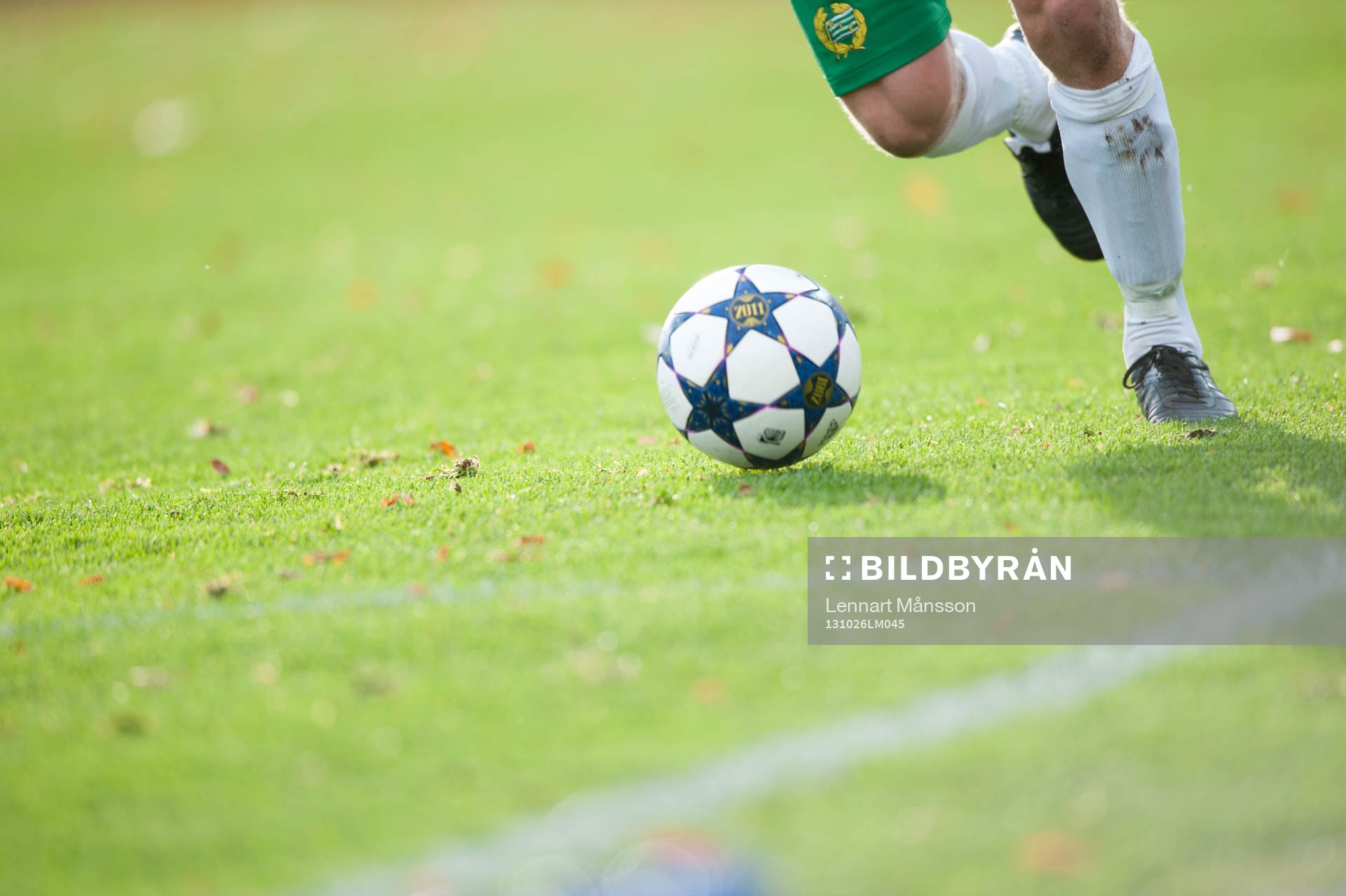  En Hammarby-spelare driver fram bollen i matchen i Superettan mellan Ängelholm och Hammarby 26 oktober 2013.