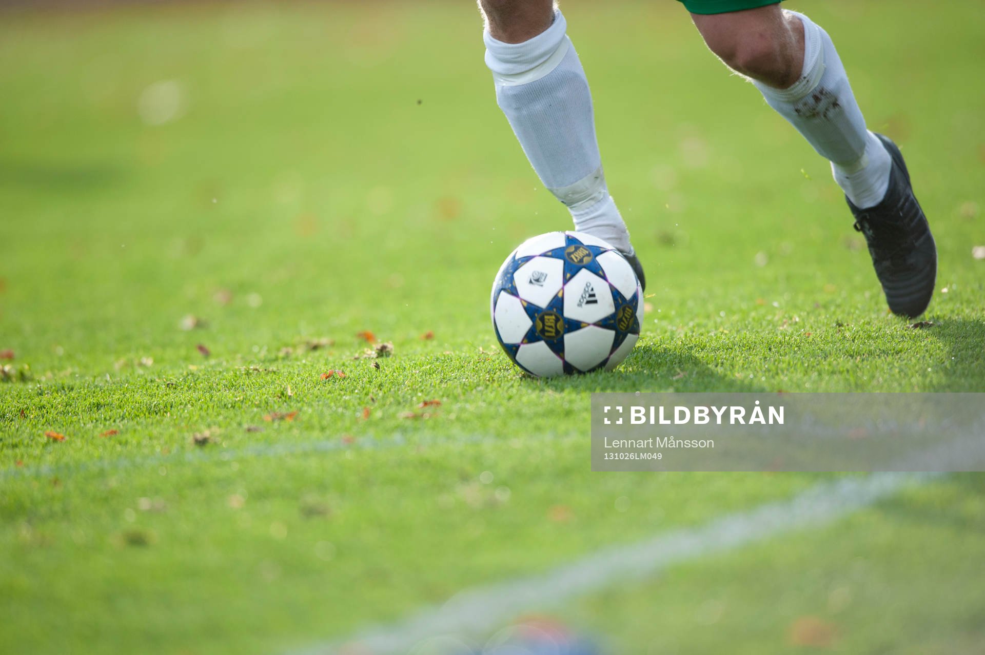 En Hammarby-spelare driver fram bollen i matchen i Superettan mellan Ängelholm och Hammarby 26 oktober 2013.