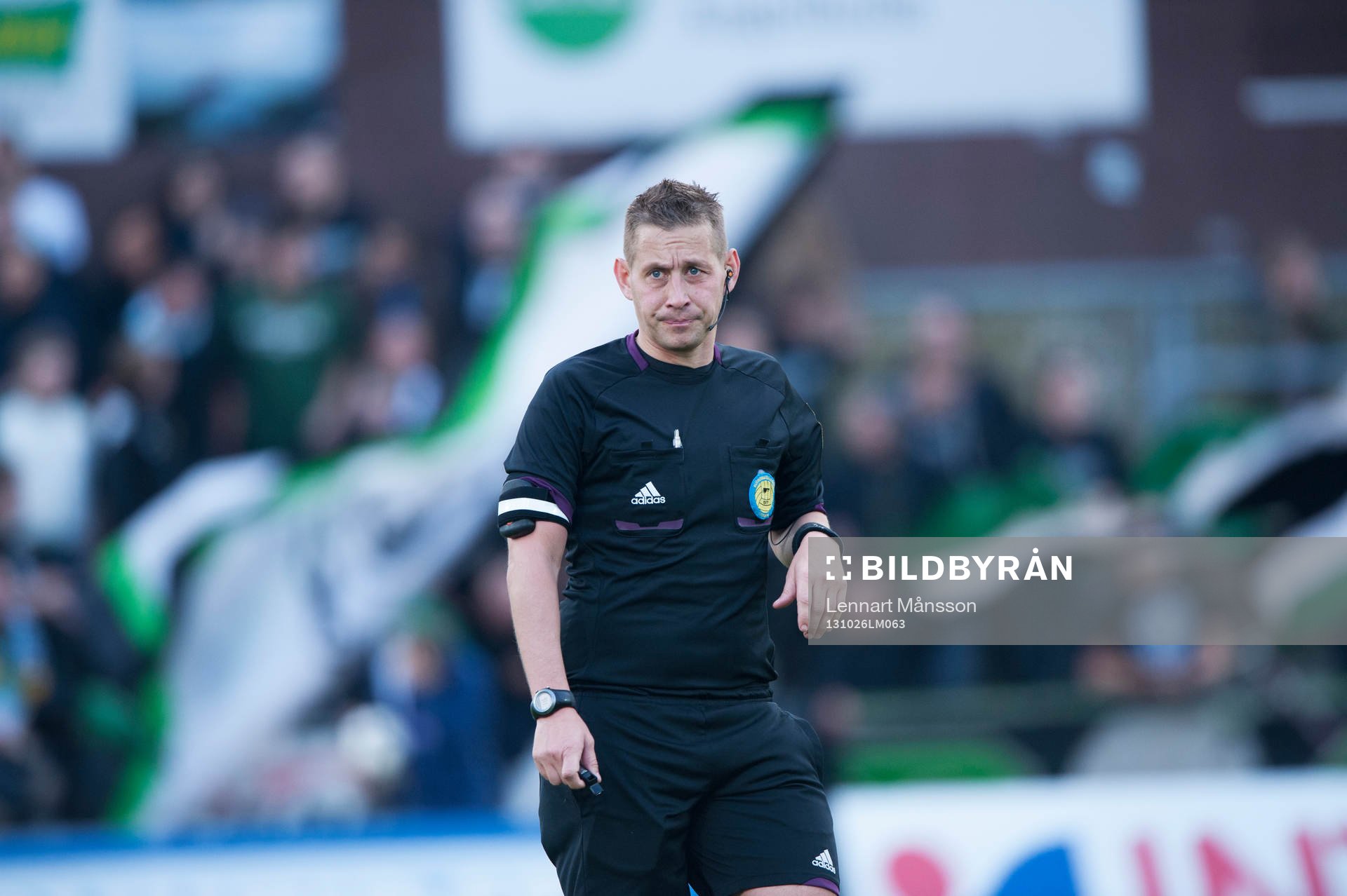 Domaren Magnus Ahlsén i matchen i Superettan mellan