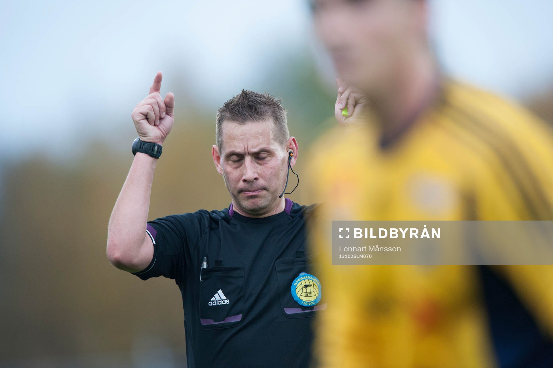 Domaren Magnus Ahlsén i matchen i Superettan mellan