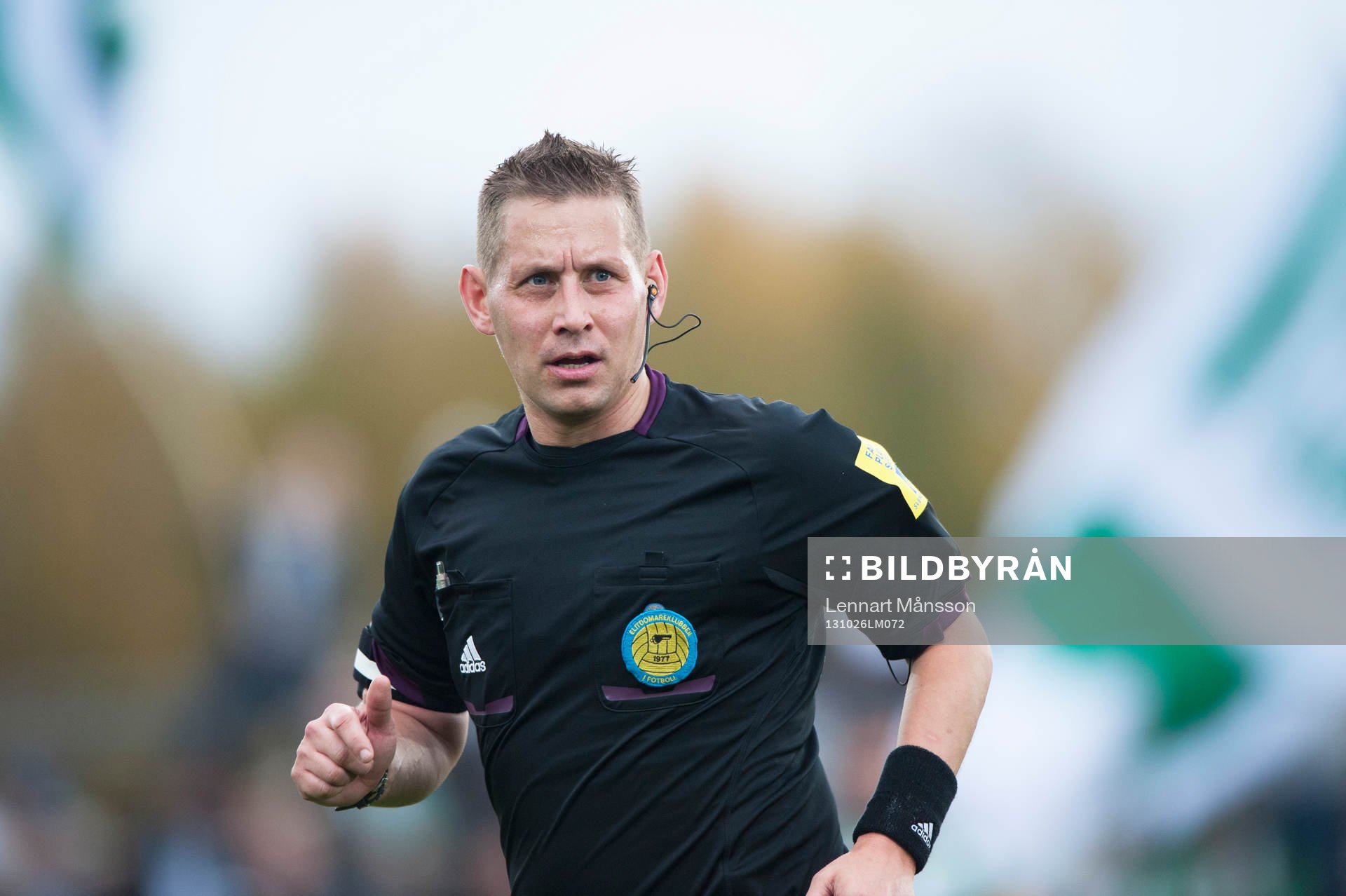 Domaren Magnus Ahlsén i matchen i Superettan mellan