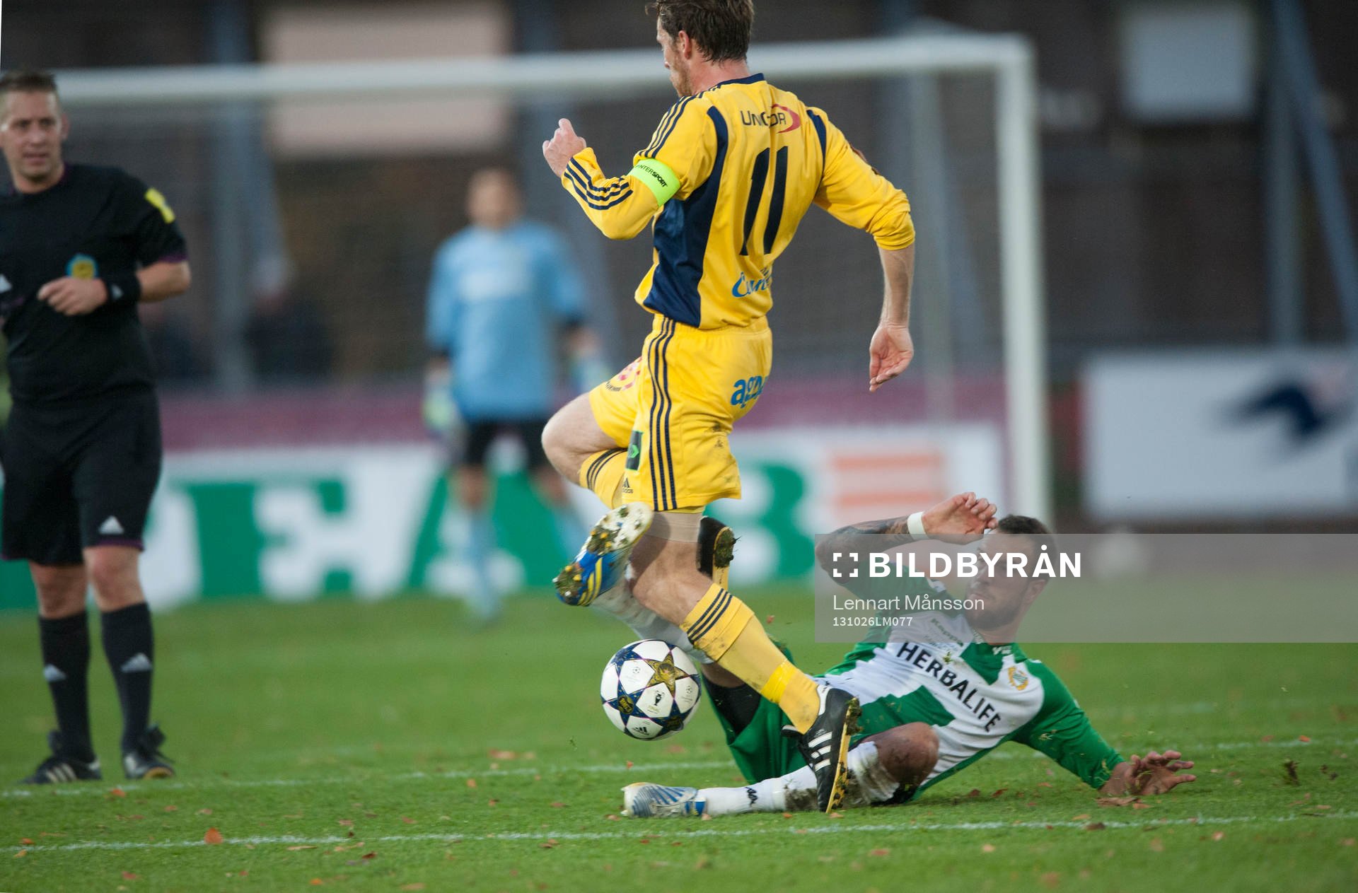 Hammarbys Andreas Haddad glidtacklar Ängelholms Björn