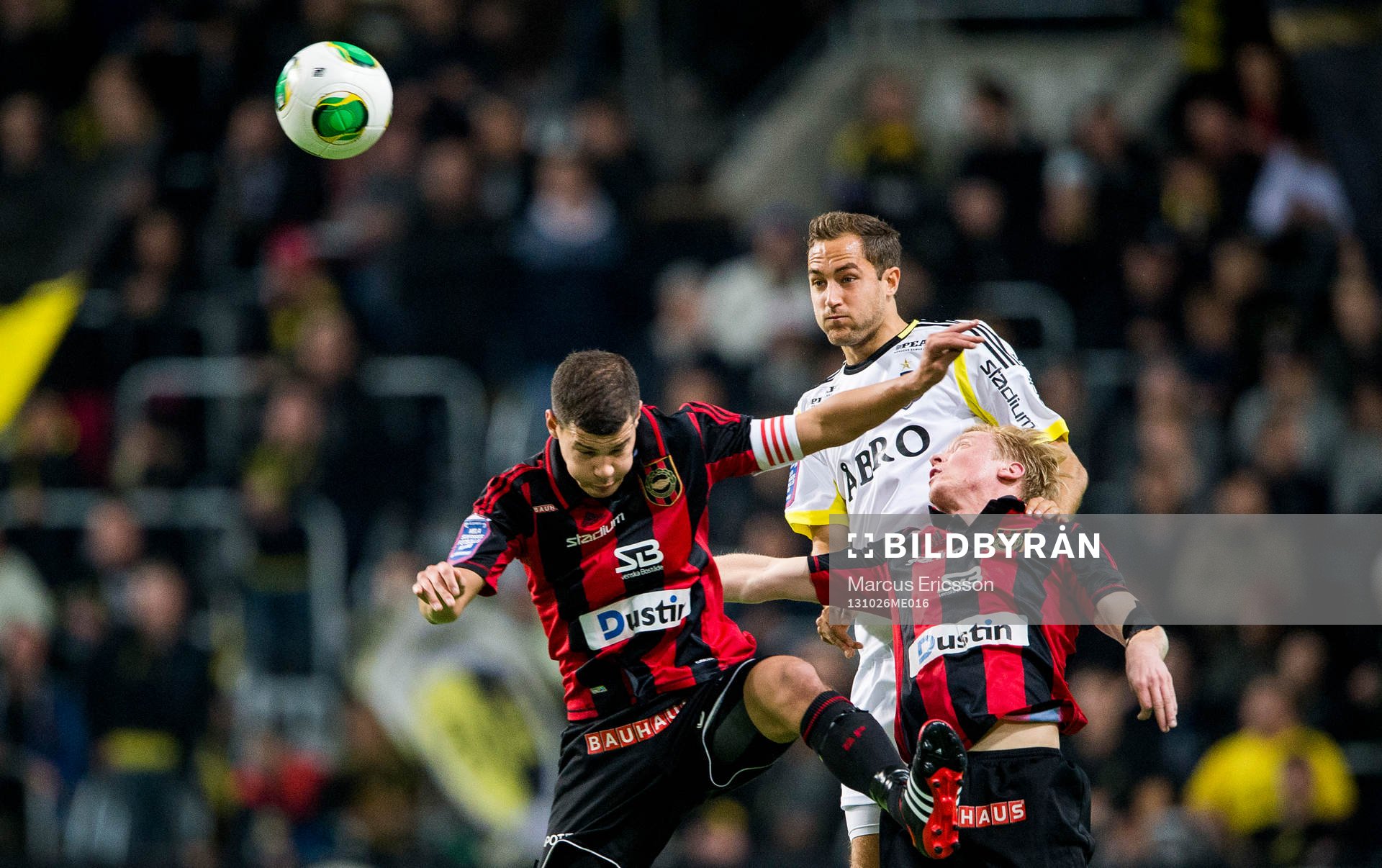 AIKs Niklas Backman nickar undan bollen för
