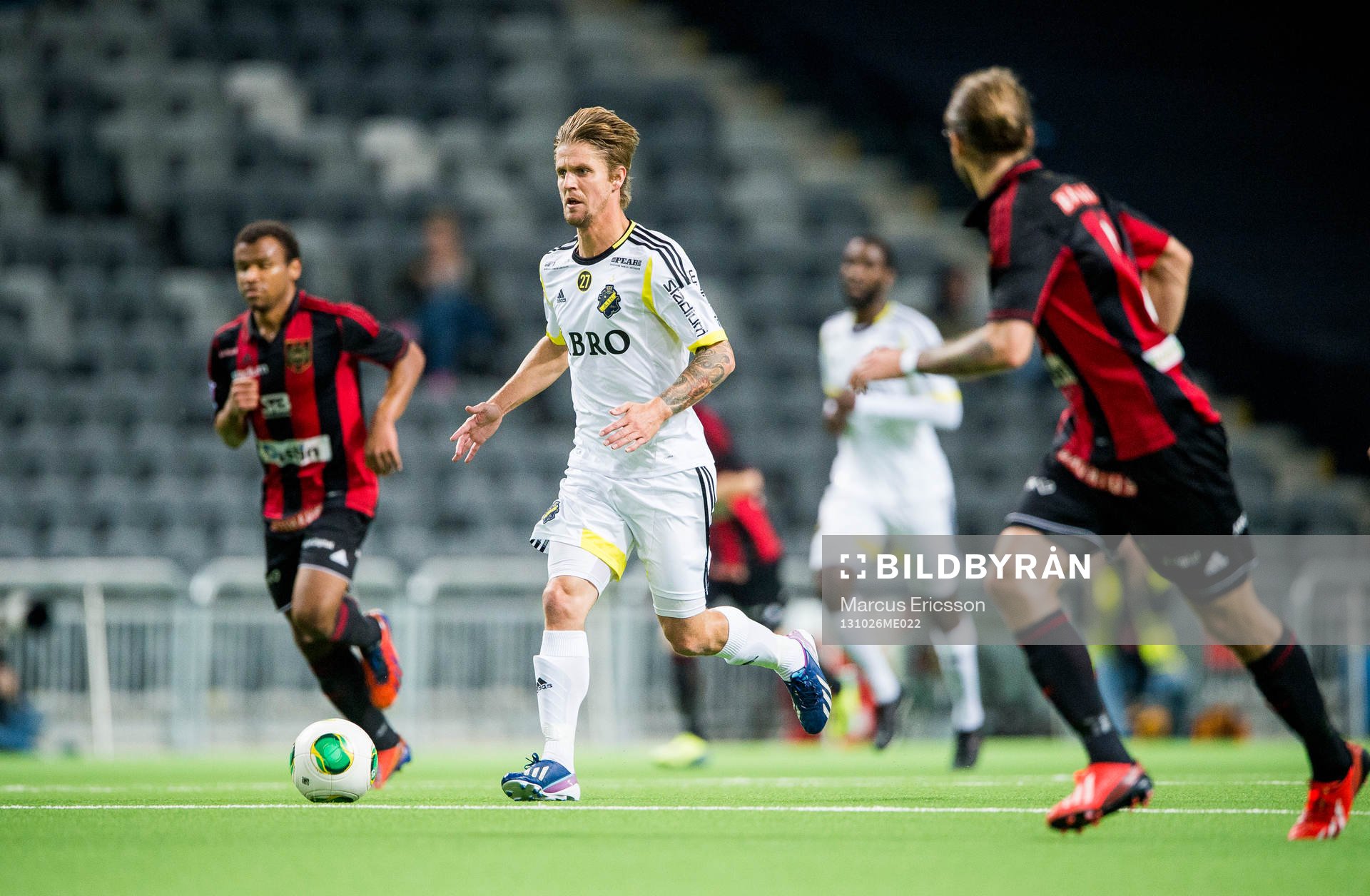 AIKs Martin Lorentzson under fotbollsmatchen mellan Brommapojkarna och AIK i Allsvenskan den 26 oktober 2013 i Stockholm.
