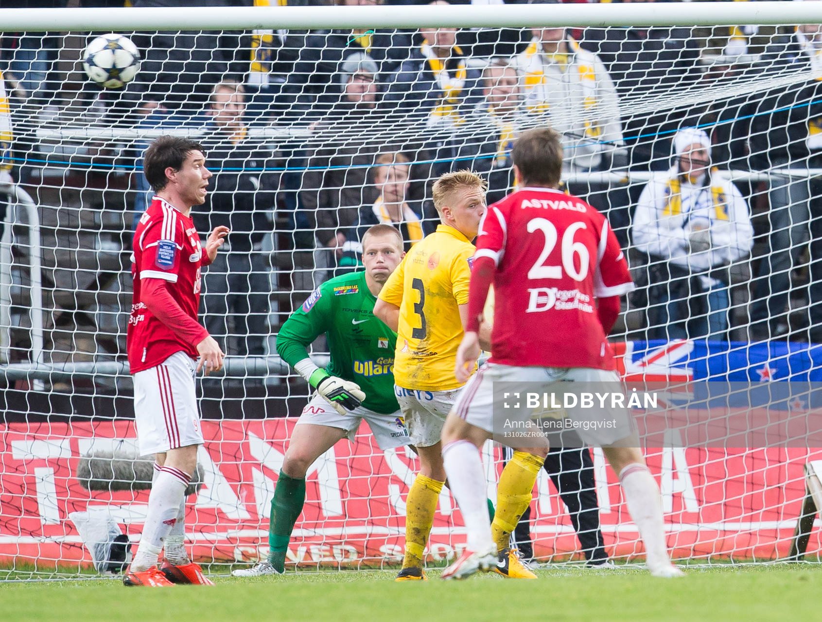 Falkenbergs målvakt Jesper Hansen fokuserar på bollen