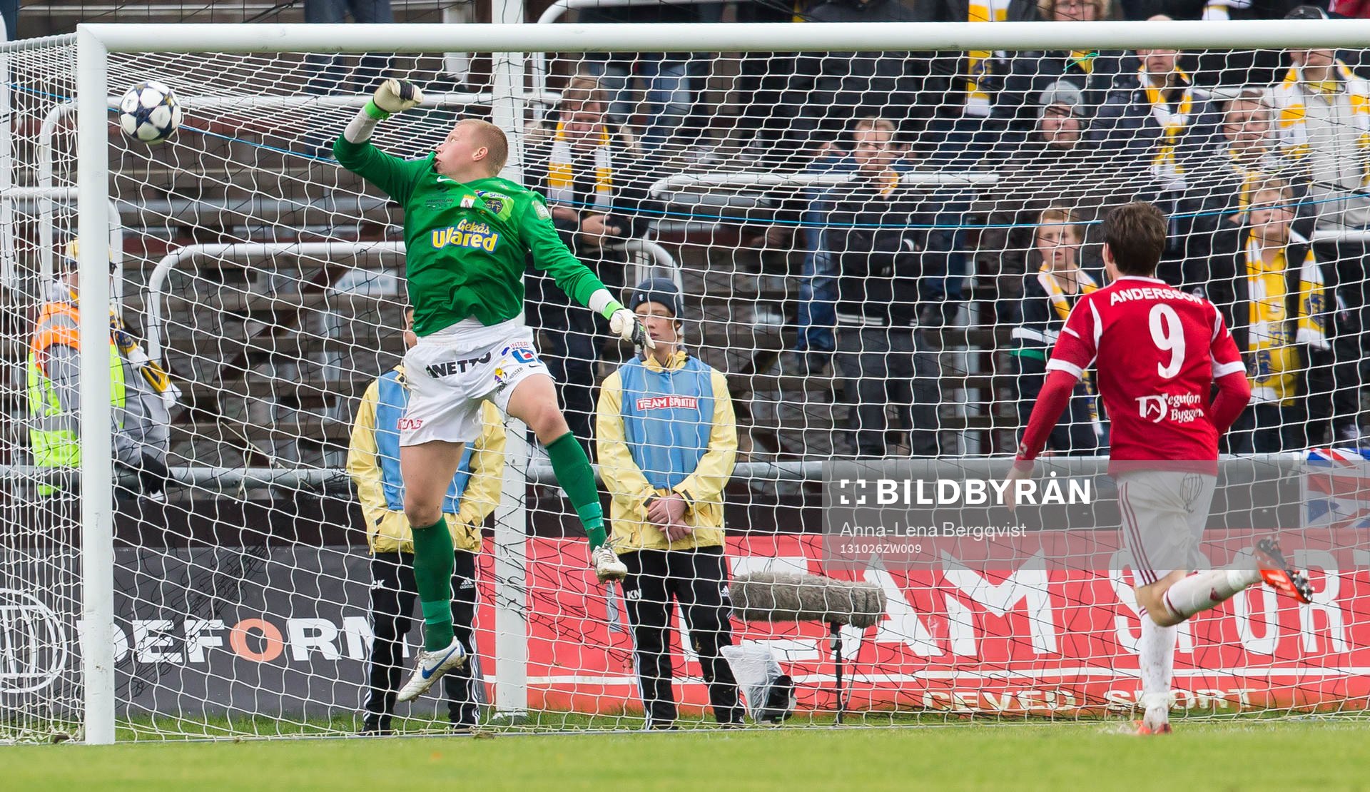 Falkenbergs målvakt Jesper Hansen ser bollen passera på