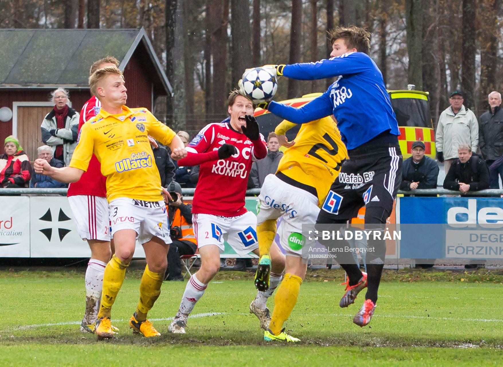 Degerfors målvakt August Strömberg fångar bollen