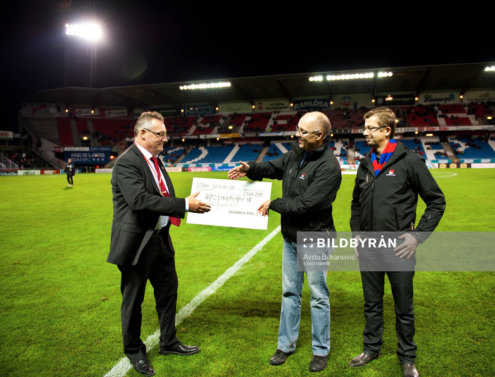 Helsingborg får check från fotbolsförbundet materialares