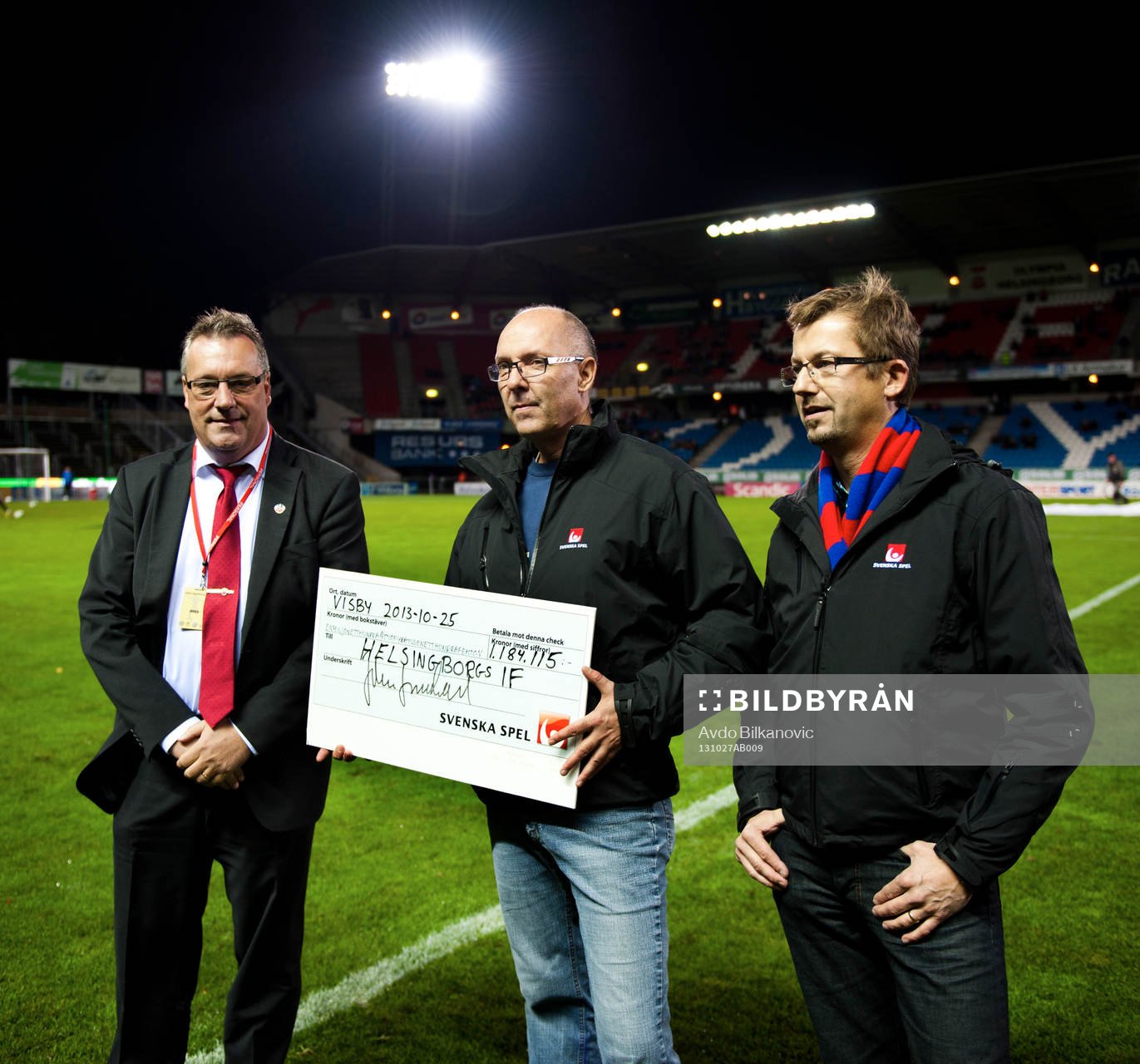 Helsingborg får check från fotbolsförbundet materialares