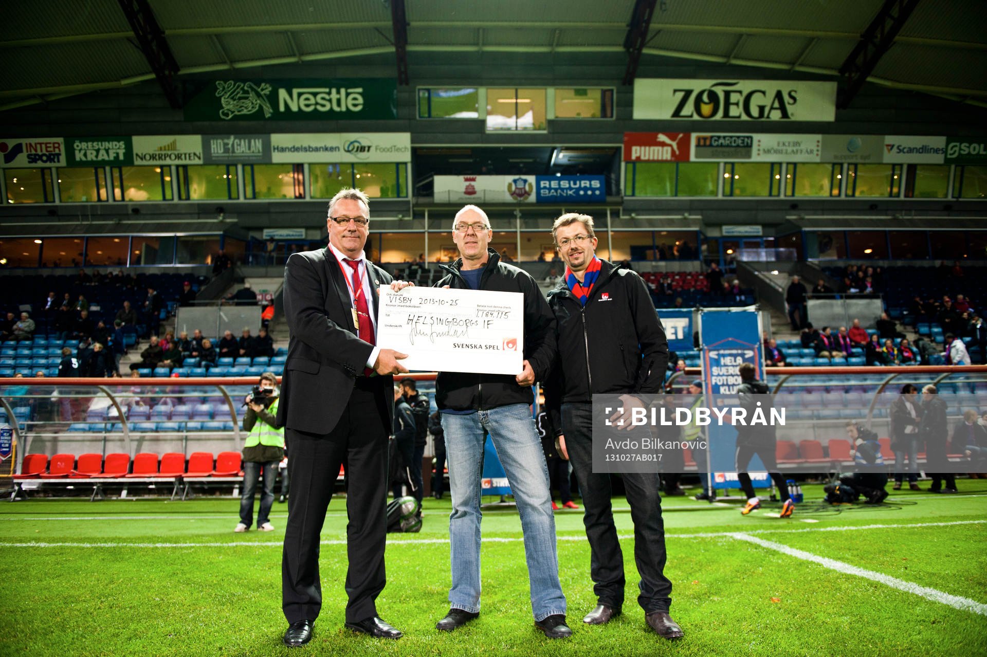 Helsingborg får check från fotbolsförbundet materialares