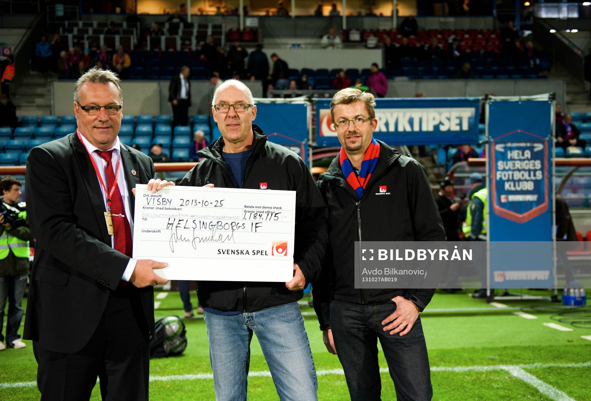 Helsingborg får check från fotbolsförbundet materialares