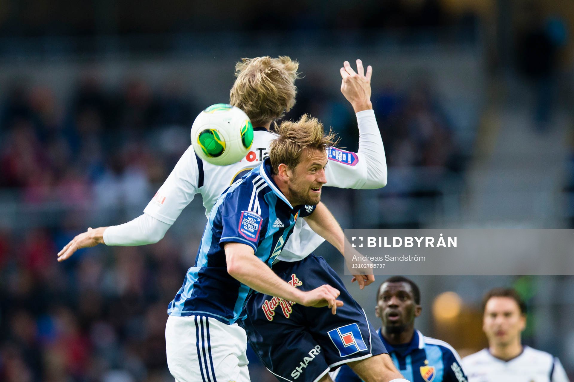 Djurgårdens Peter Nymann Mikkelsen i kamp om bollen med