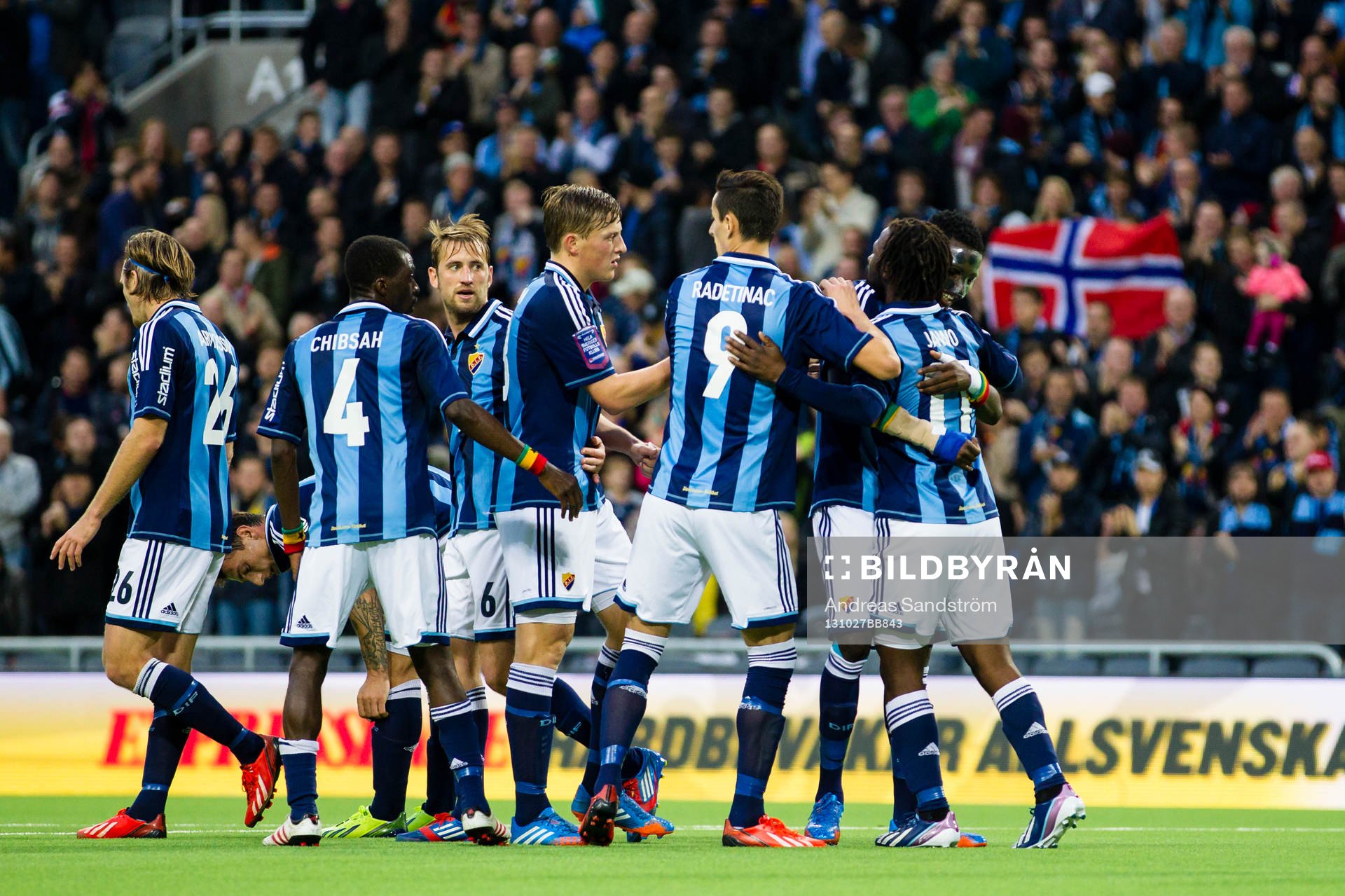 Djurgårdens Amadou Jawo kvitterar till 1-1 och gratuleras