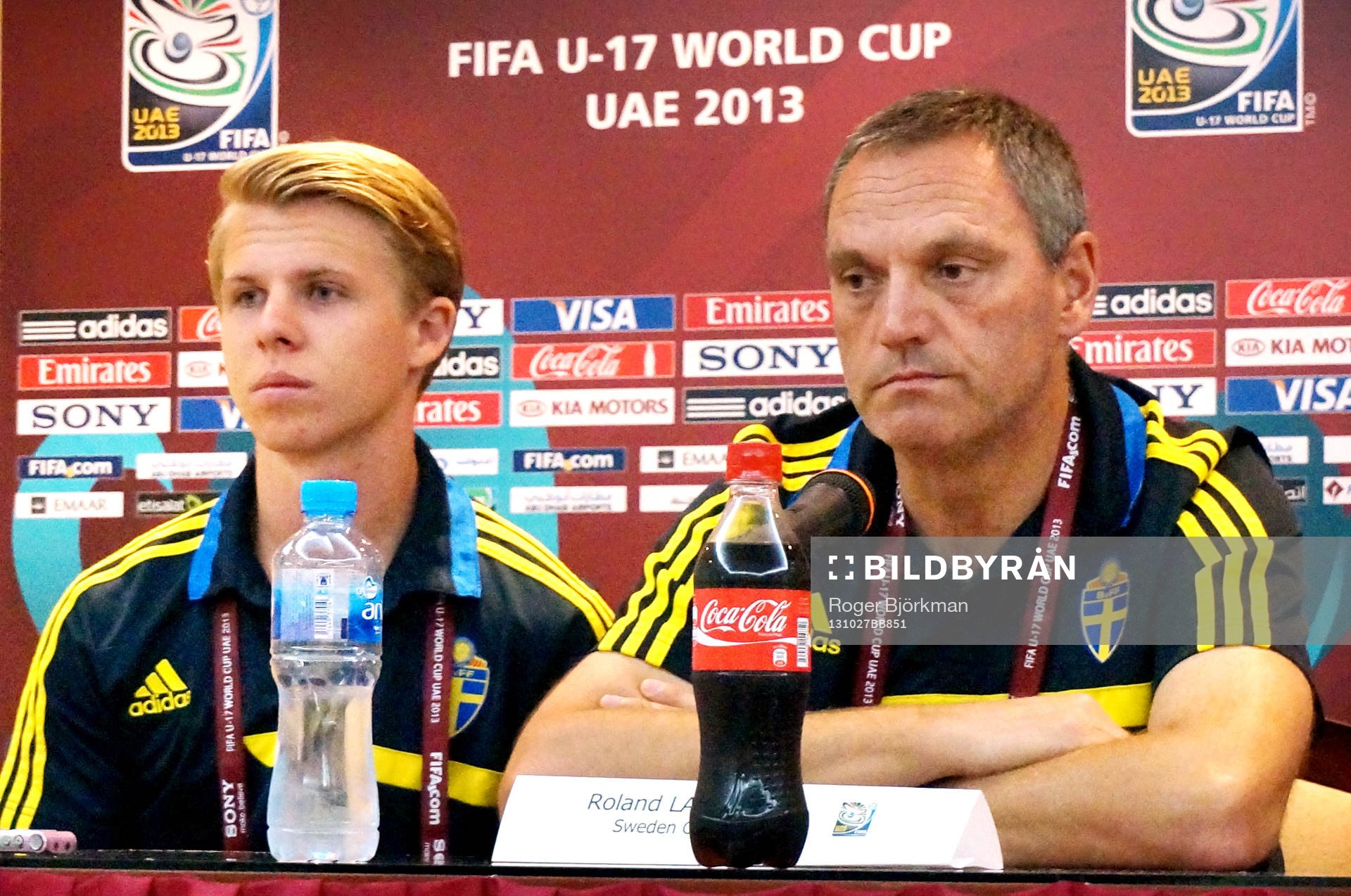 I denna handout-bild från Svenska Fotbollförbundet ses Sveriges Anton Saletros Jönsson och förbundskapten Roland Larsson under en presskonferens den 27 oktober i Sharjah.