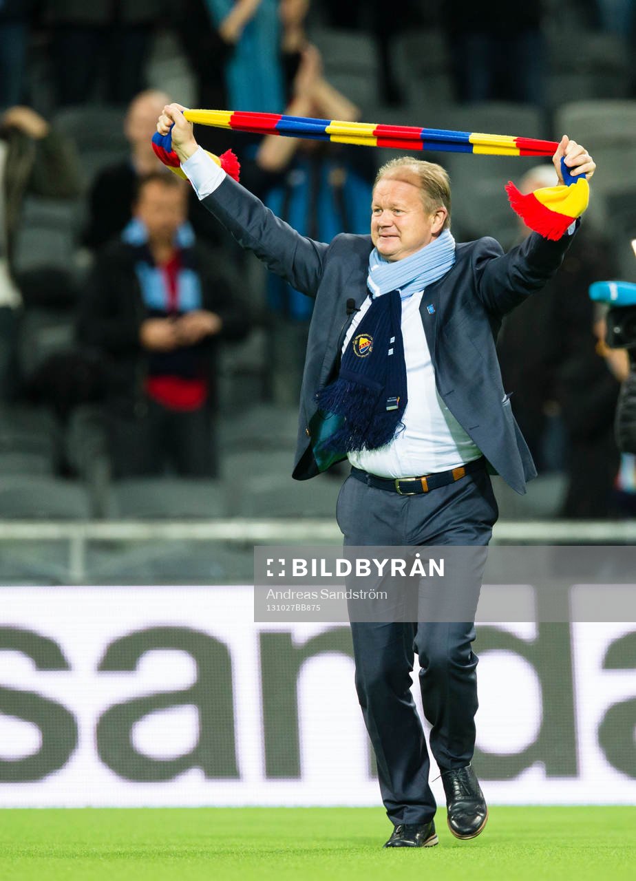 Djurgårdens tränare Per-Mathias Högmo avtackas och