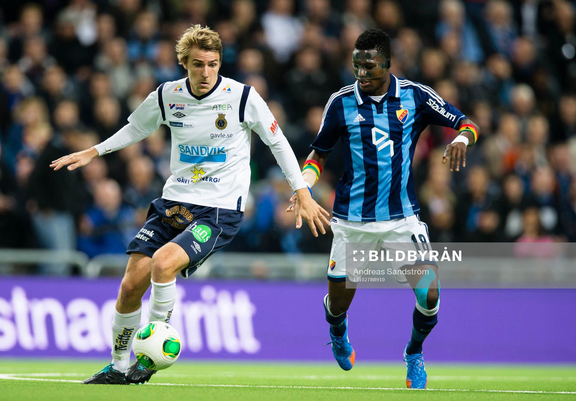 Gefles Johan Oremo i kamp om bollen med Djurgårdens Daniel