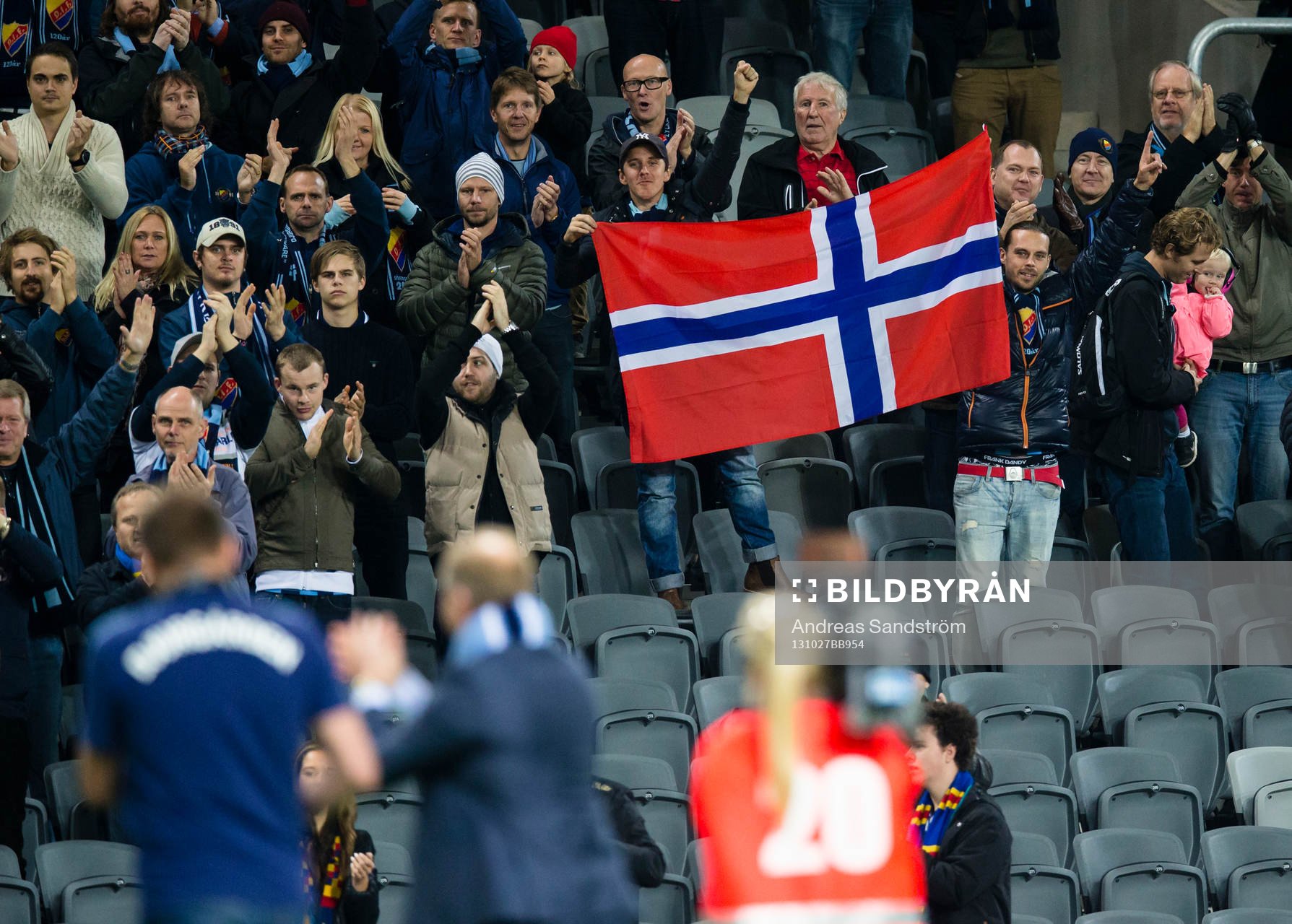 En Norsk flagga i publiken hålls upp när Djurgårdens