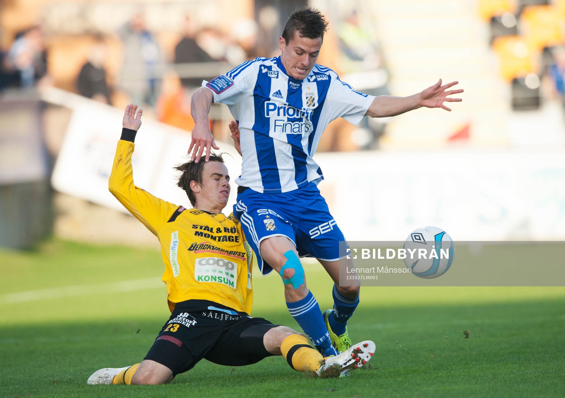 Mjällbys Andreas Blomqvist stoppar IFK Göteborgs Lasse