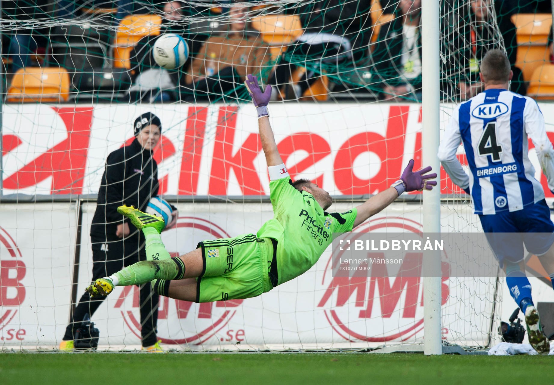 Mjällbys Craig Henderson dundrar in 2-0 bakom John