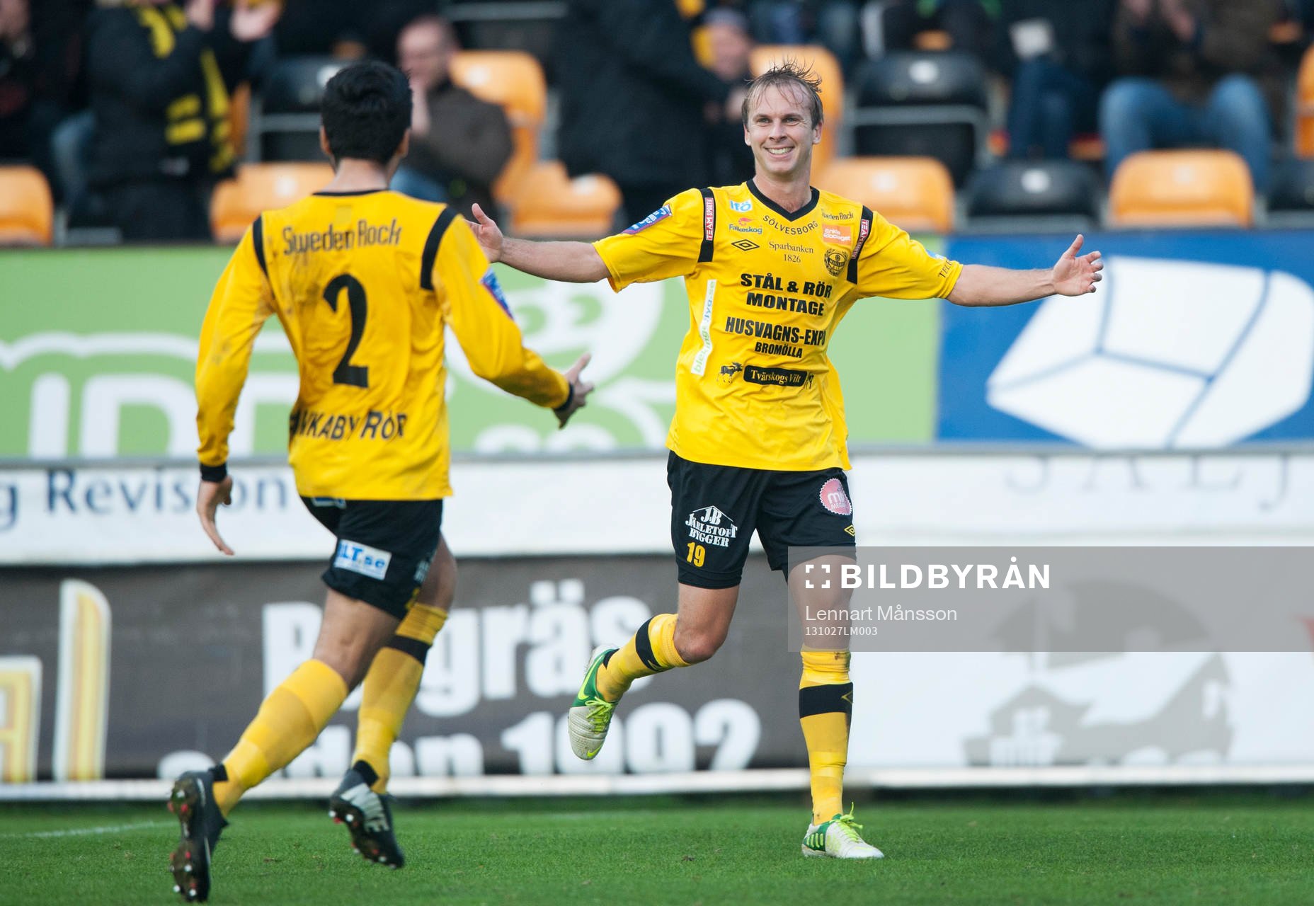 Mjällbys Craig Henderson har dundrat in 2-0 och Mahmut Özen på väg att gratta i allsvenskan mellan Mjällby och IFK Göteborg 27 oktober 2013.