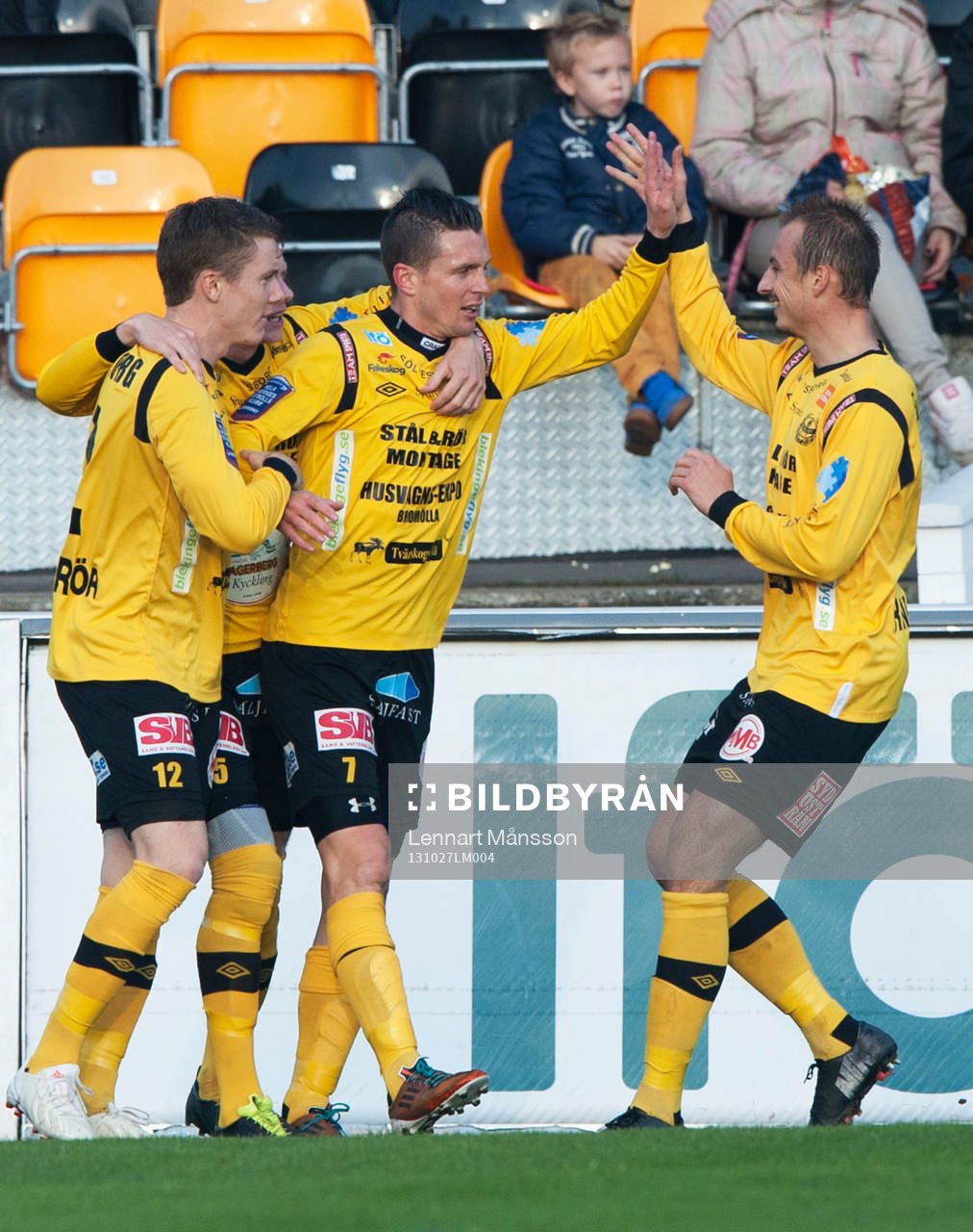 Mjällbys Kristian Haynes har gjort 1-0 och grattas av Viktor Agardius och Pär Ericsson i allsvenskan mellan Mjällby och IFK Göteborg 27 oktober 2013.