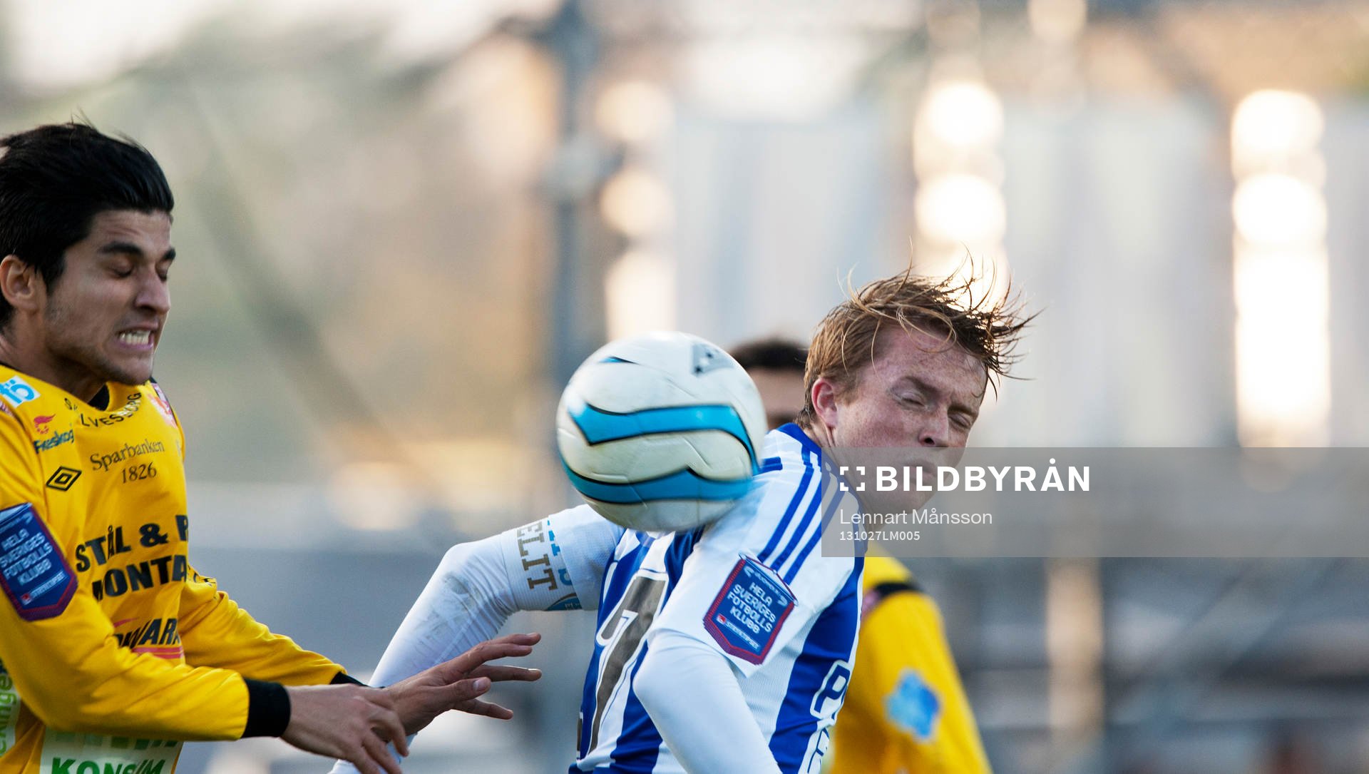  Mjällbys Mahmut Özen och Göteborgs Sam Larsson i allsvenskan mellan Mjällby och IFK Göteborg 27 oktober 2013.