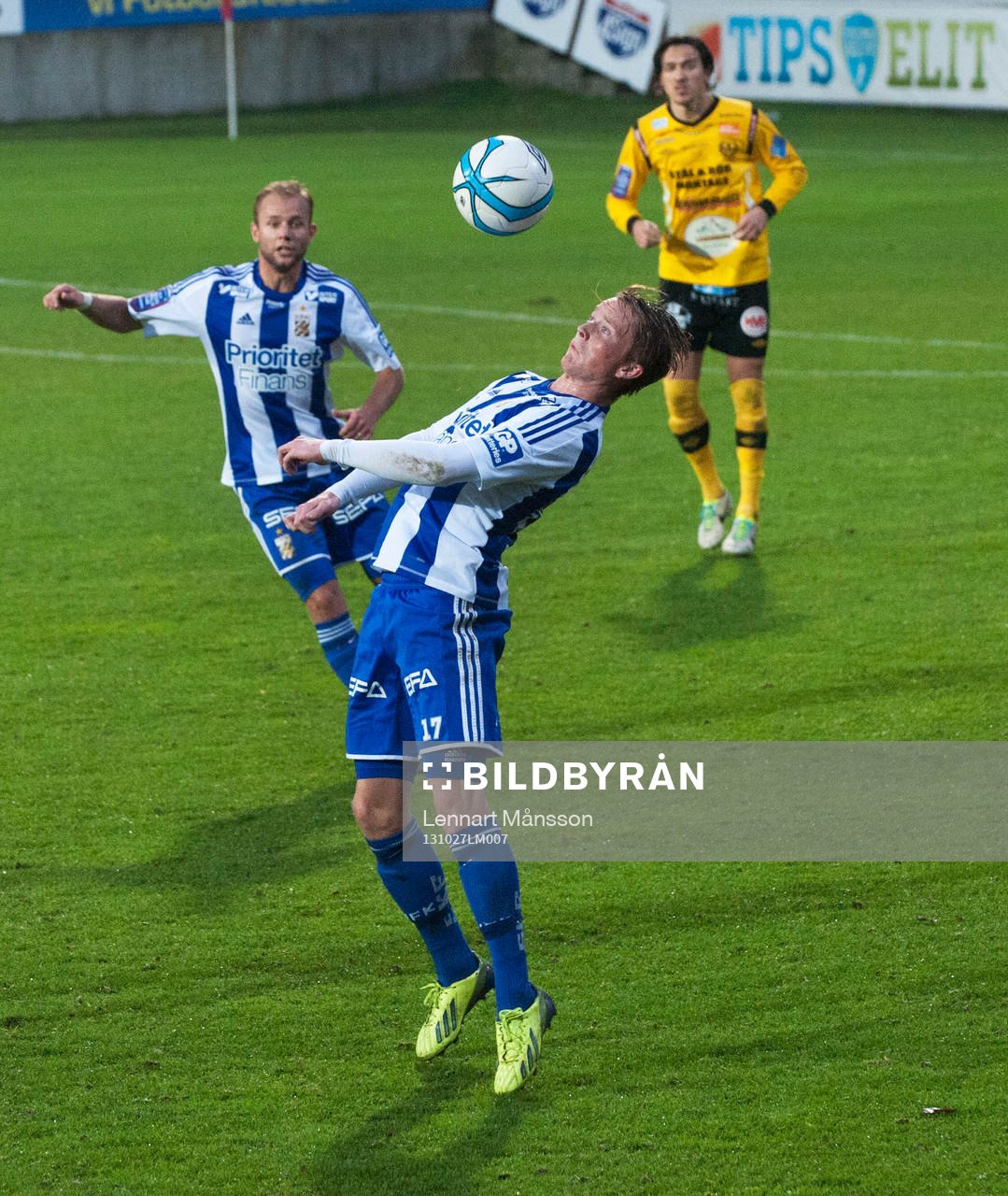 IFK Göteborgs Sam Larsson tar ner bollen i