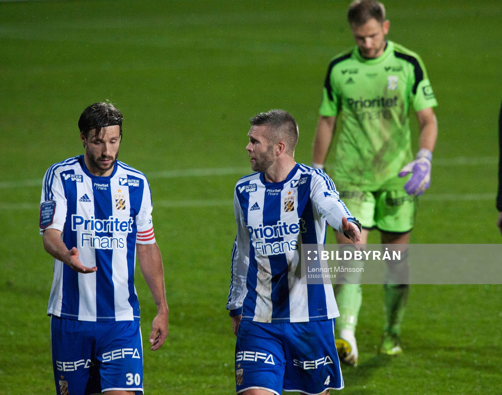 IFK Göteborgs mittbackar Mattias Bjärsmyr och Kjetil Waehler samt målvakten John Alvbåge lämnar planen i den allsvenska matchen mellan Mjällby och IFK Göteborg 27 oktober 2013.