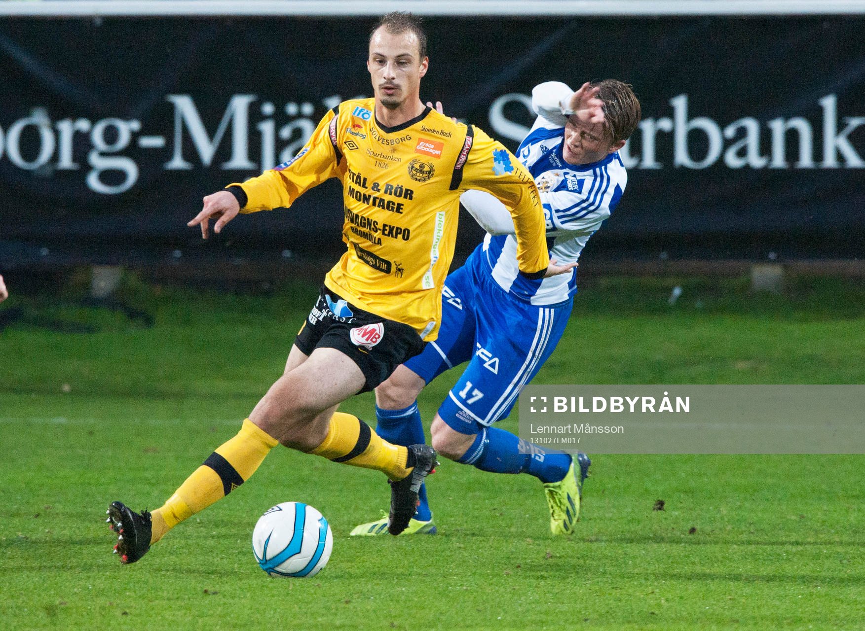  Mjällbys Pär Ericsson och IFK Göteborgs Sam Larsson  i den allsvenska matchen mellan Mjällby och IFK Göteborg 27 oktober 2013.