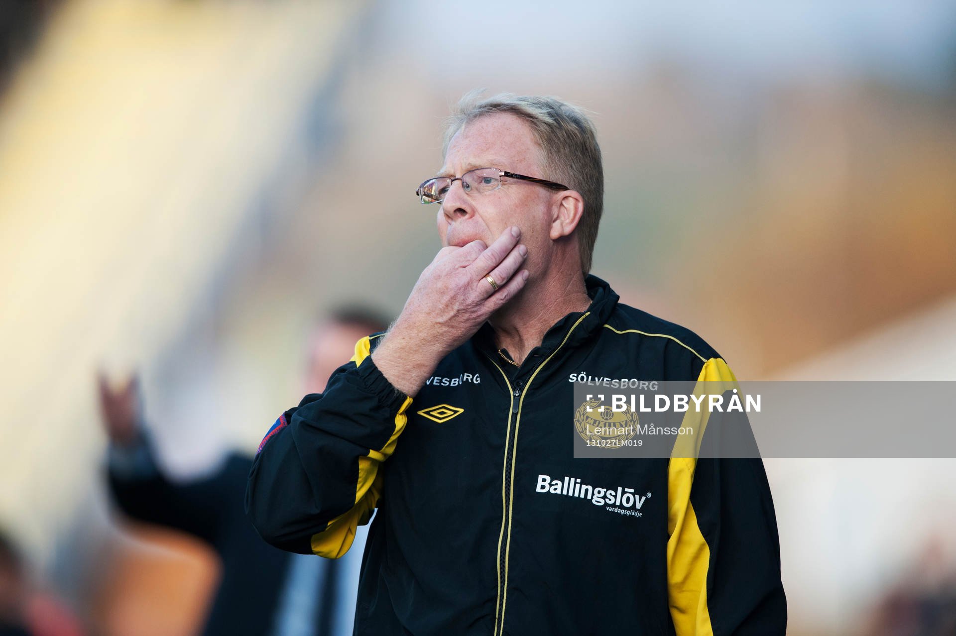 Mjällbys tränare Lars Jacobsson busvisslar  i