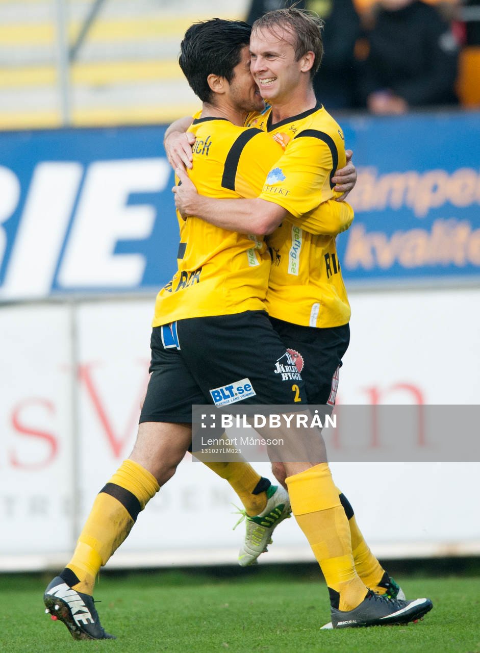 Mjällbys  Craig Henderson har gjort 1-0 och jublar ikapp
