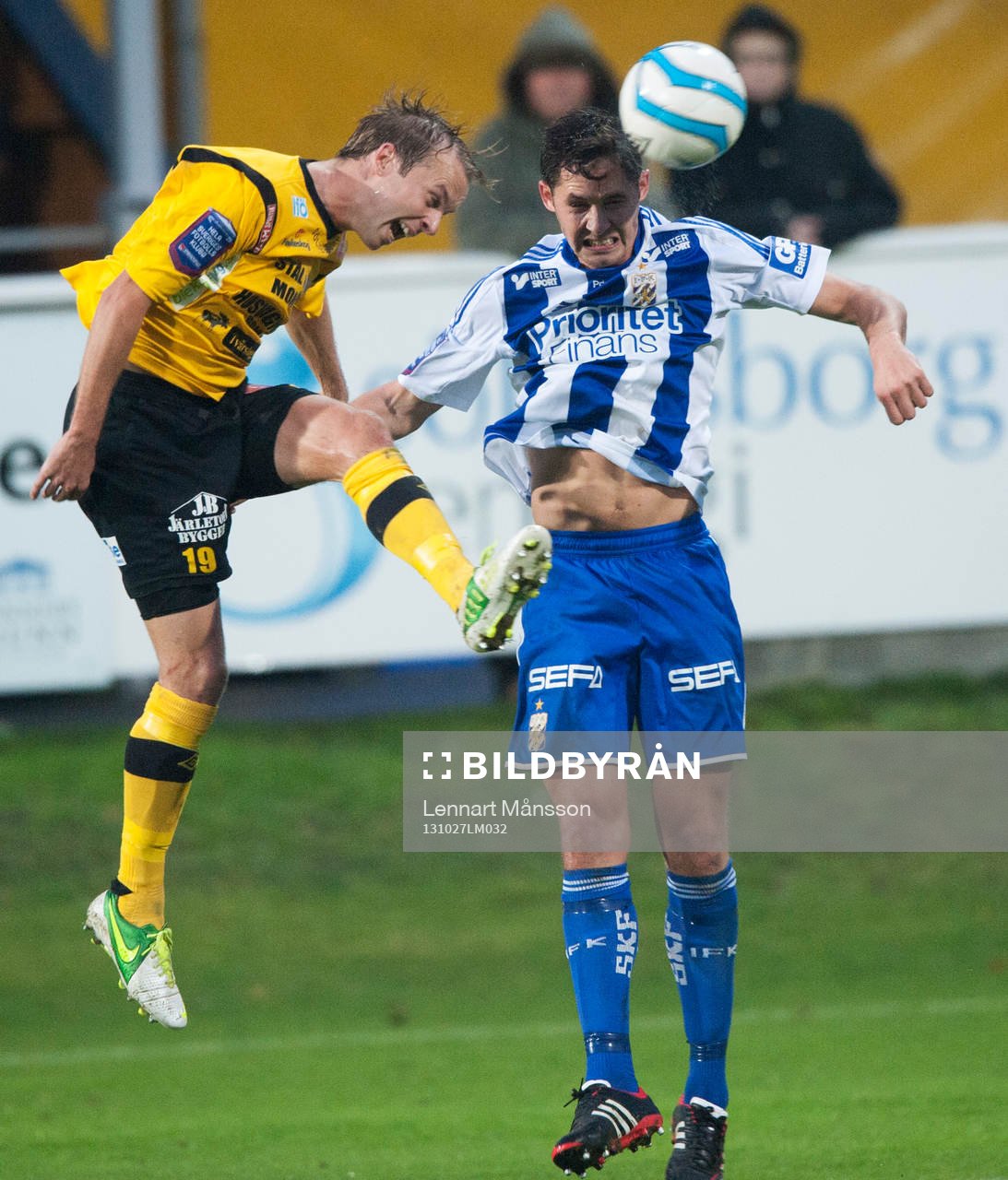  Mjällbys Craig Henderson och Göteborgs Philip Haglund  i den allsvenska matchen mellan Mjällby och IFK Göteborg 27 oktober 2013.