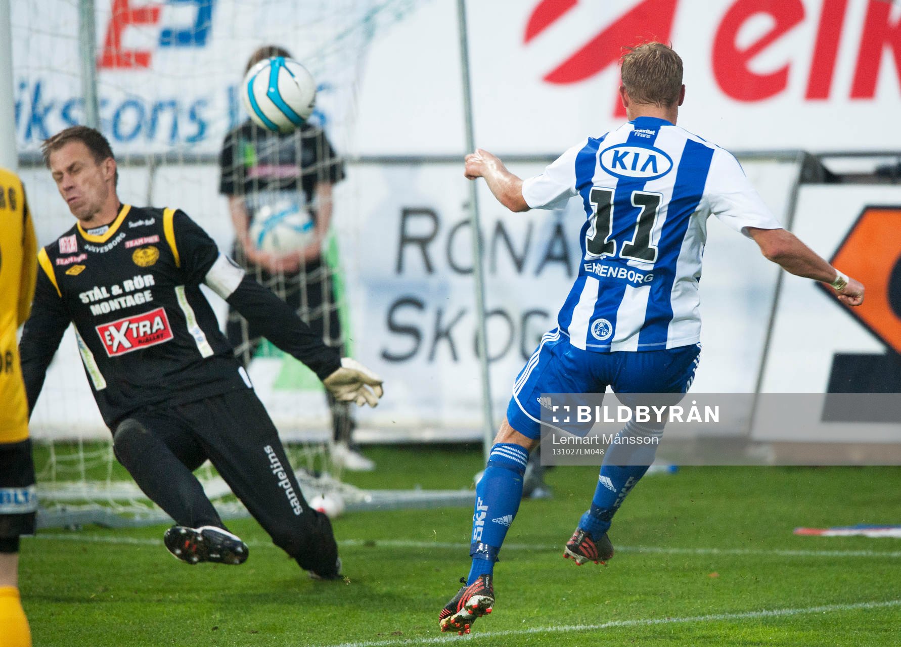 Göteborgs Robin Söder friläger med Mattias Asper i Mjällbys mål i den allsvenska matchen mellan Mjällby och IFK Göteborg 27 oktober 2013.