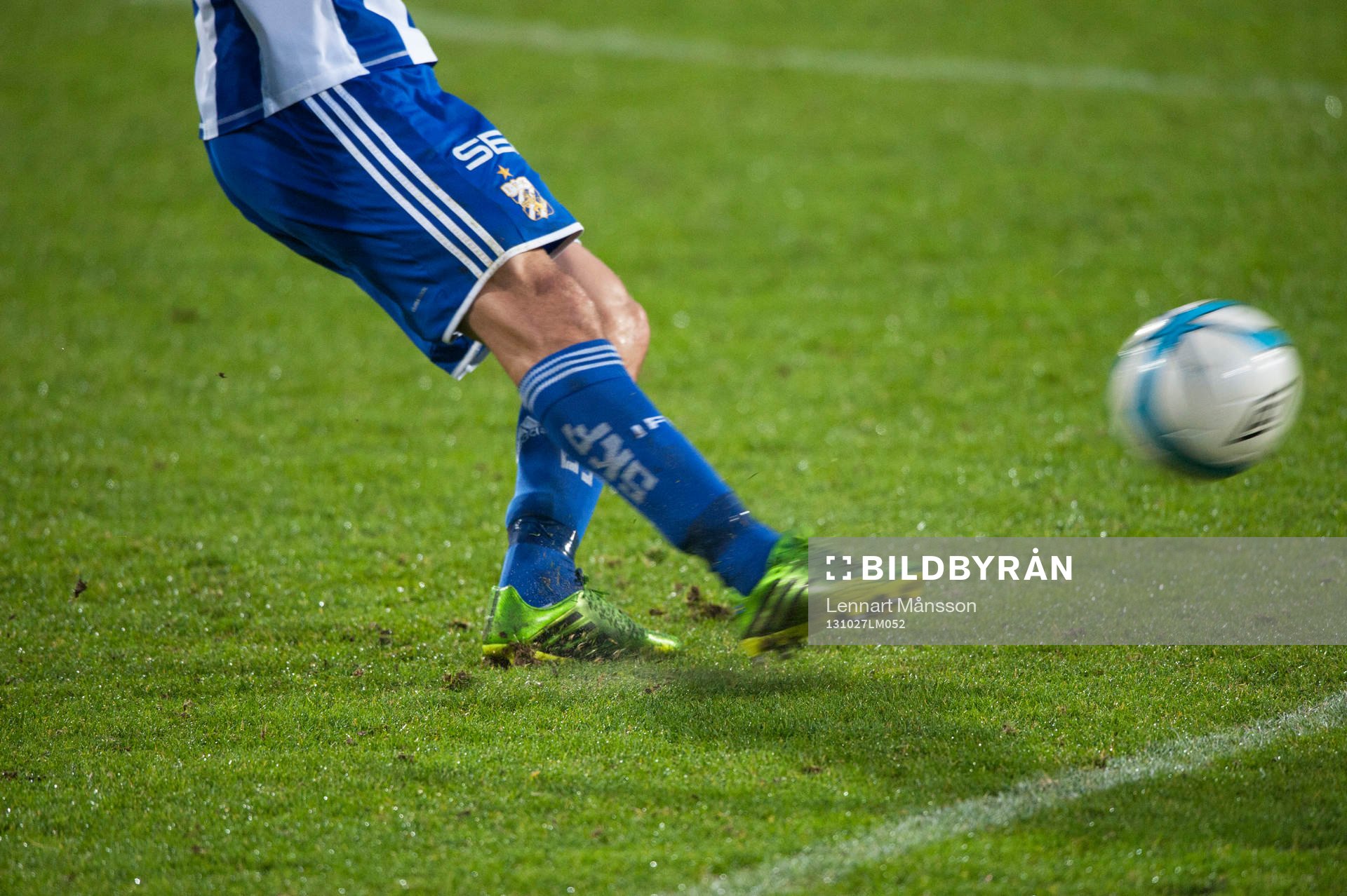  En Göteborgs-spelare slår en frispark i den allsvenska matchen mellan Mjällby och IFK Göteborg 27 oktober 2013.