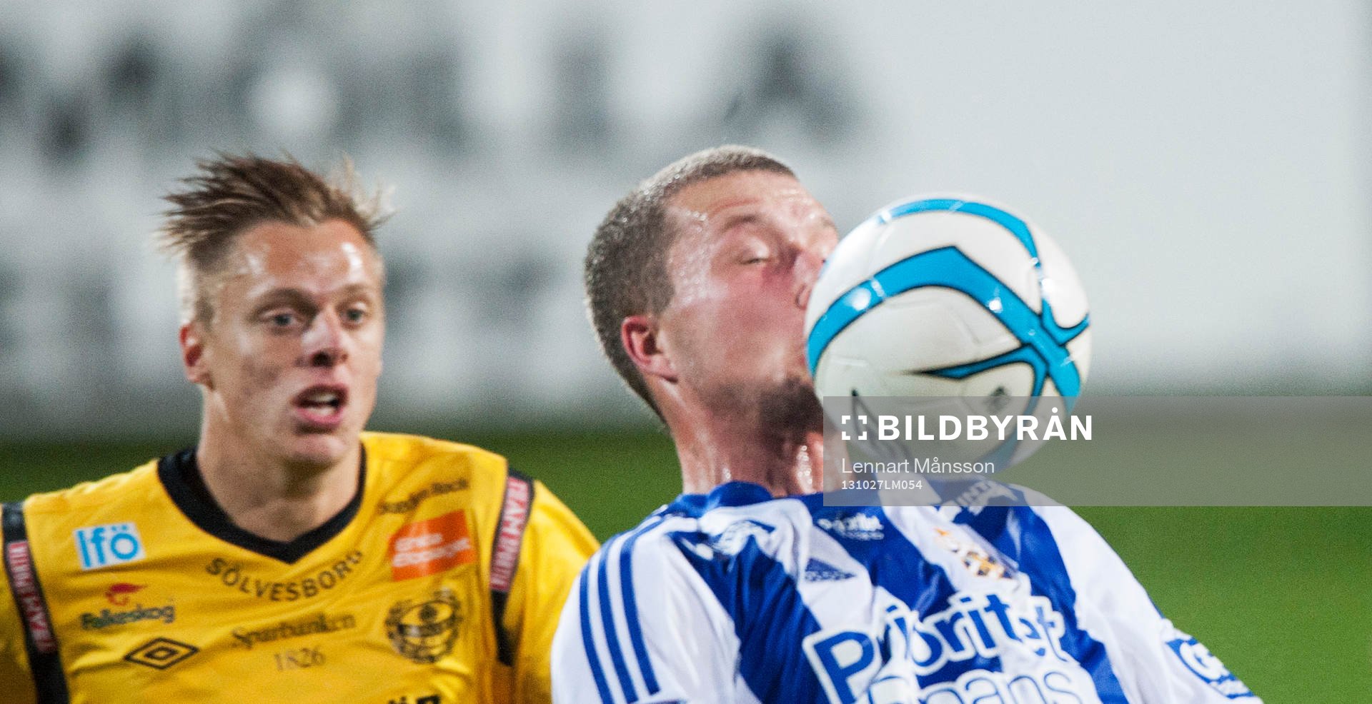 IFK Göteborgs Jakob Johansson tar ner bollen på bröstet i