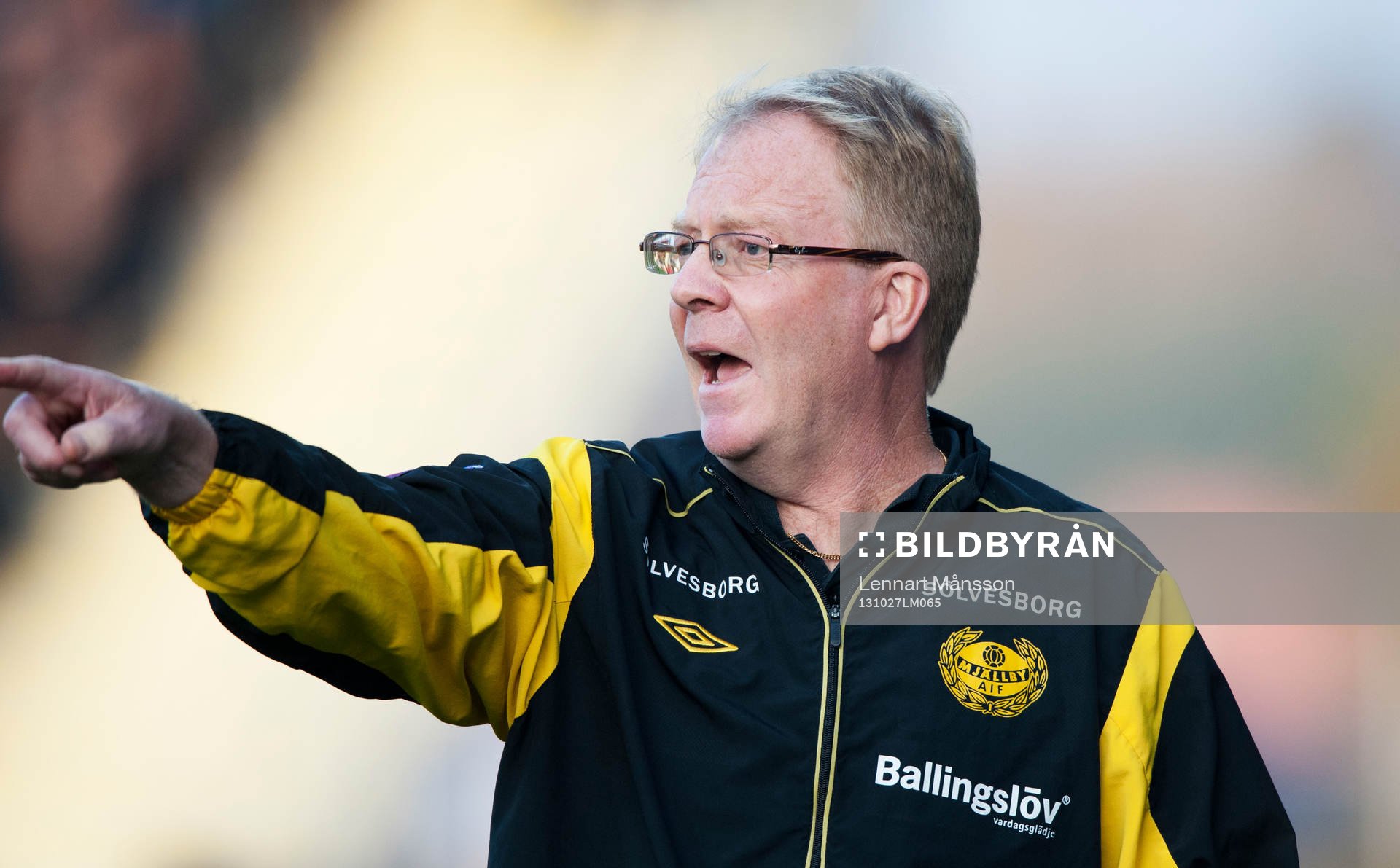   Mjällbys tränare Lars Jacobsson  i den allsvenska matchen mellan Mjällby och IFK Göteborg 27 oktober 2013.