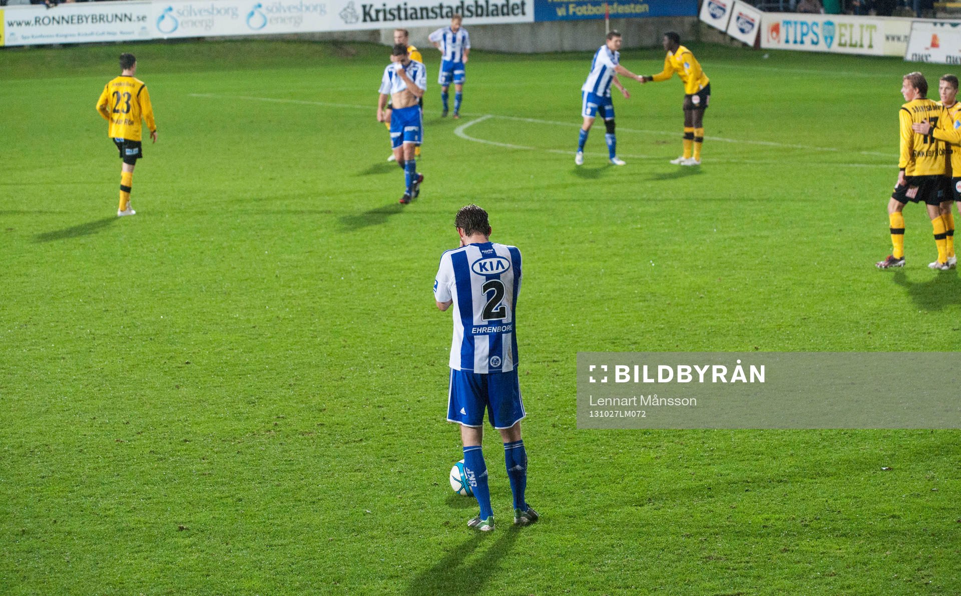 Matchen är slut och spelarna tackar för matchen i