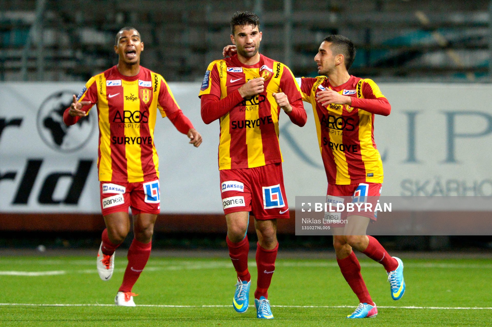 Syrianskas Mattias Mete (mitten) firar 1-0 under en fotbollsmatch i Allsvenskan mellan Syrianska och Åtvidaberg, den 27 oktober 2013 i Södertälje.