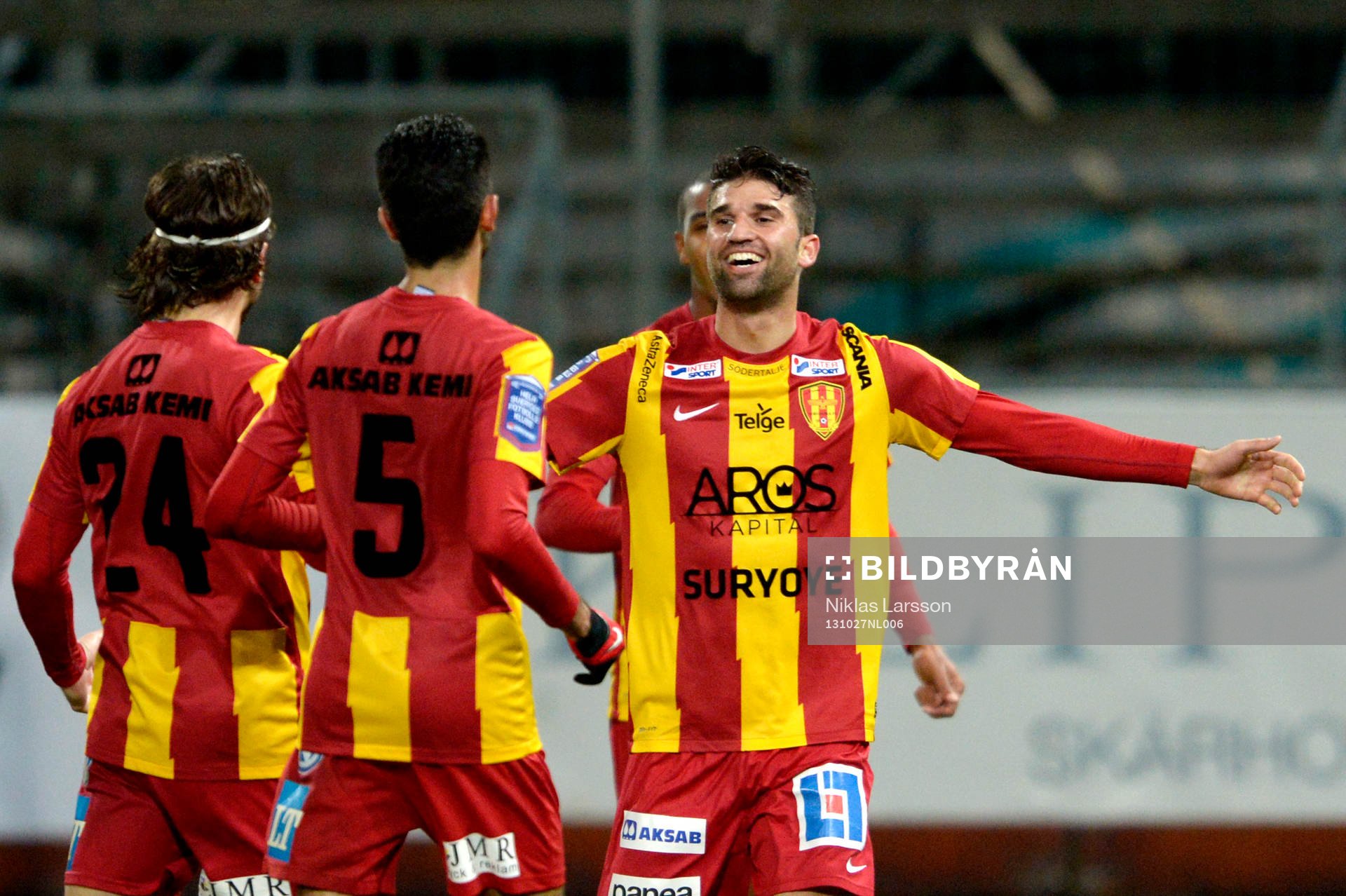 Syrianskas Mattias Mete firar 1-0 med lagkamraterna under en fotbollsmatch i Allsvenskan mellan Syrianska och Åtvidaberg, den 27 oktober 2013 i Södertälje.