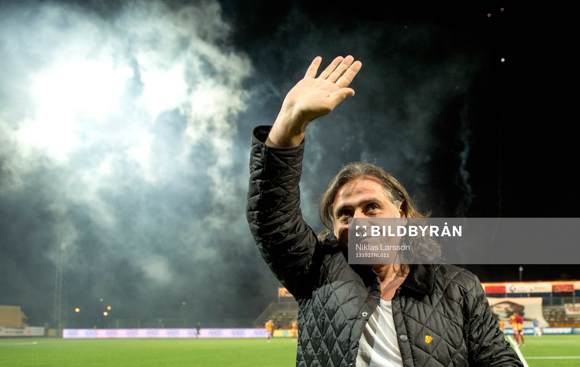 Özcan Melkemichel, tränare Syrianska firades av innan
