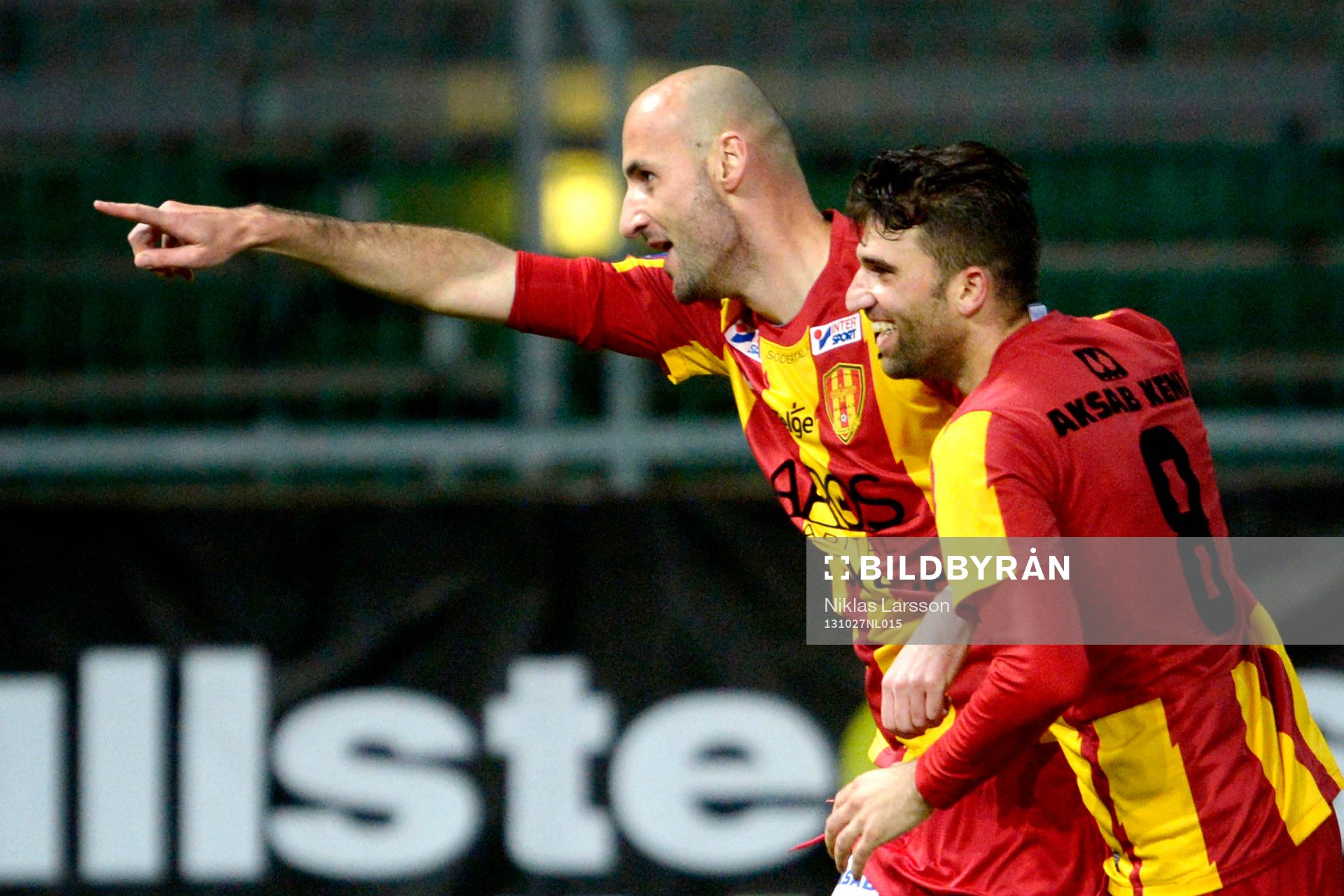 Syrianskas Dinko Felic och Mattias Mete jublar efter 3-1 under en fotbollsmatch i Allsvenskan mellan Syrianska och Åtvidaberg, den 27 oktober 2013 i Södertälje.
