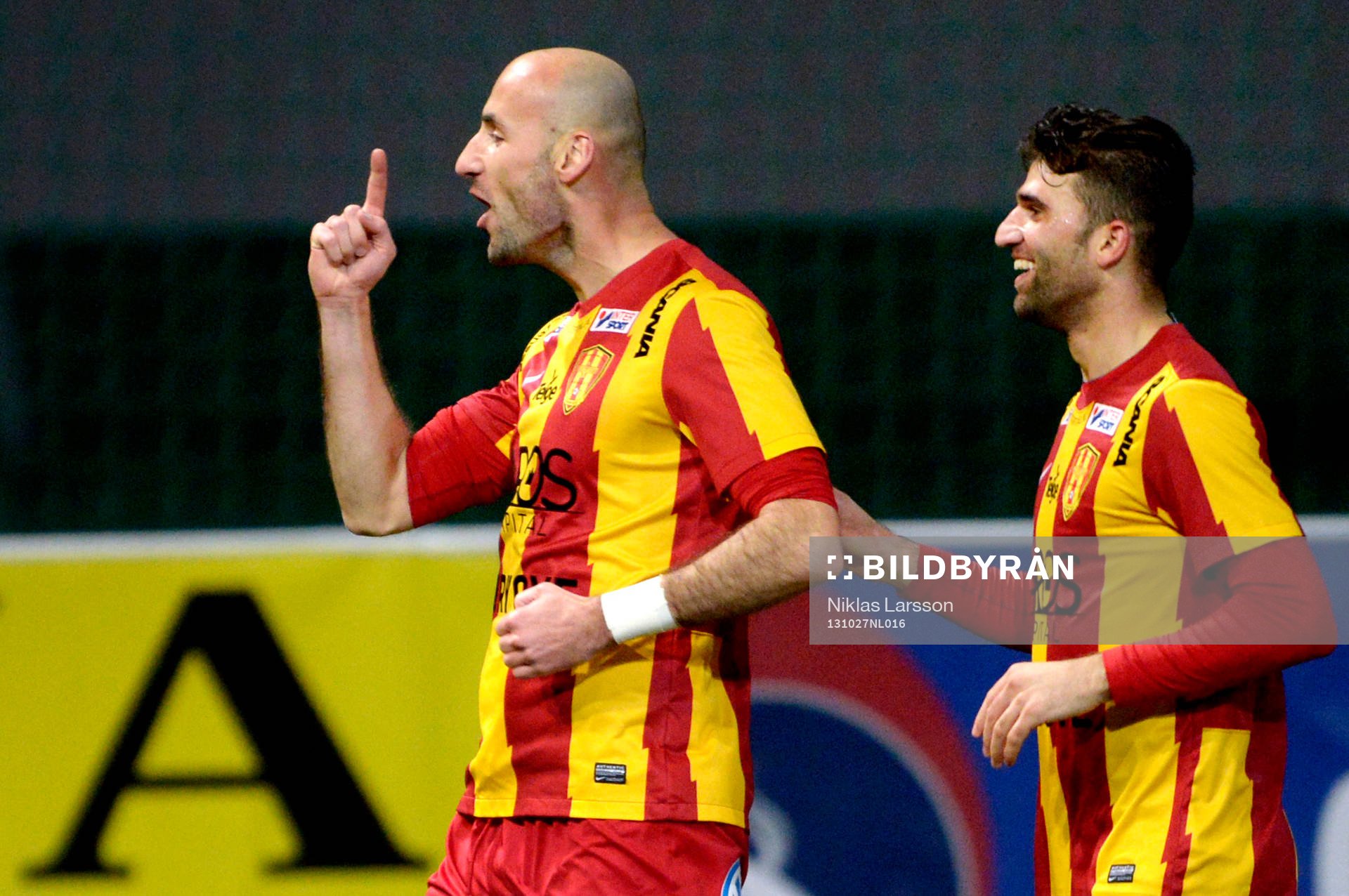 Syrianskas Dinko Felic jublar med Mattias Mete efter att ha gjort 3-1 under en fotbollsmatch i Allsvenskan mellan Syrianska och Åtvidaberg, den 27 oktober 2013 i Södertälje.