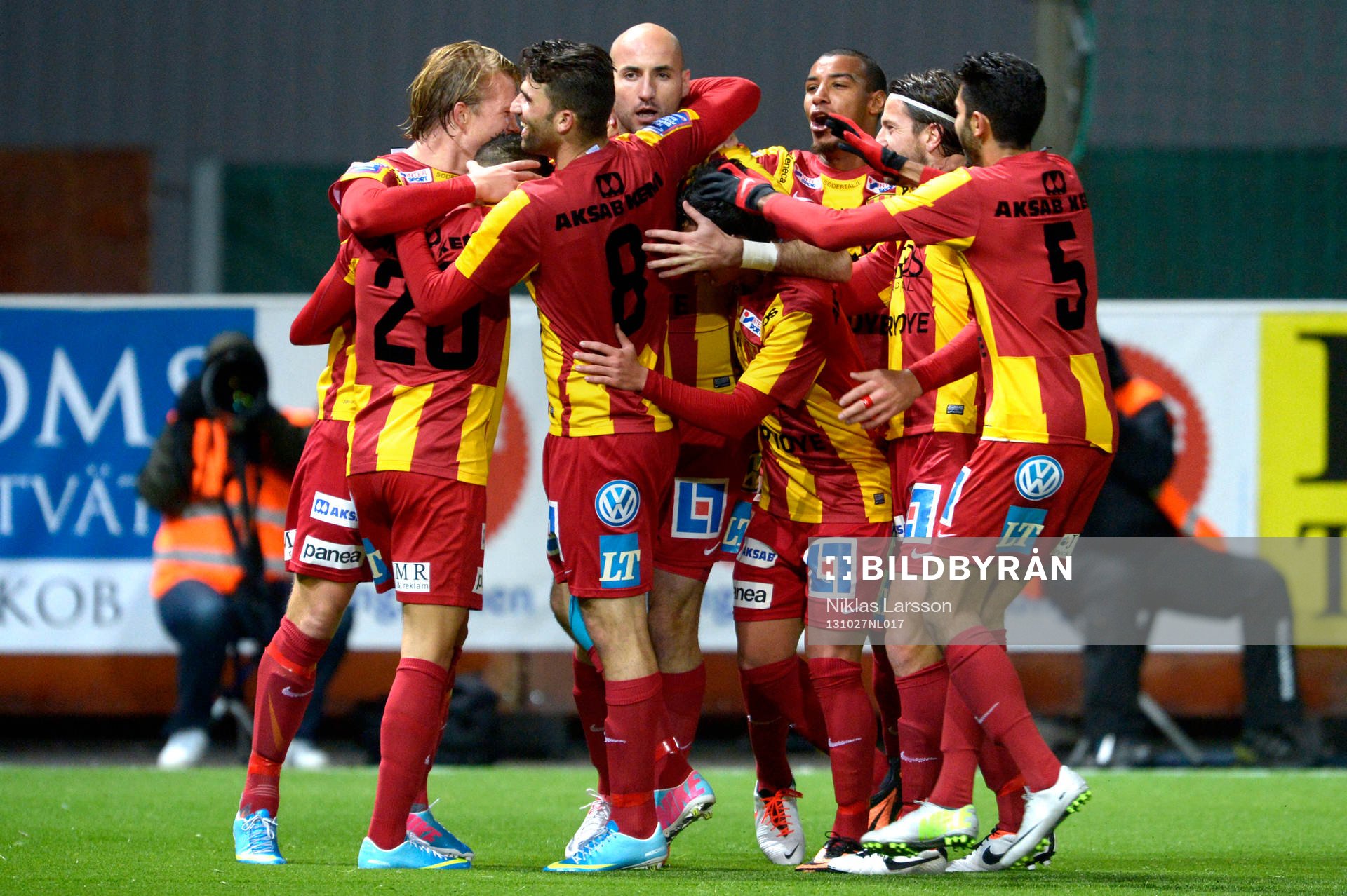 Syrianskas Dinko Felic gratuleras efter 3-1 målet under en fotbollsmatch i Allsvenskan mellan Syrianska och Åtvidaberg, den 27 oktober 2013 i Södertälje.