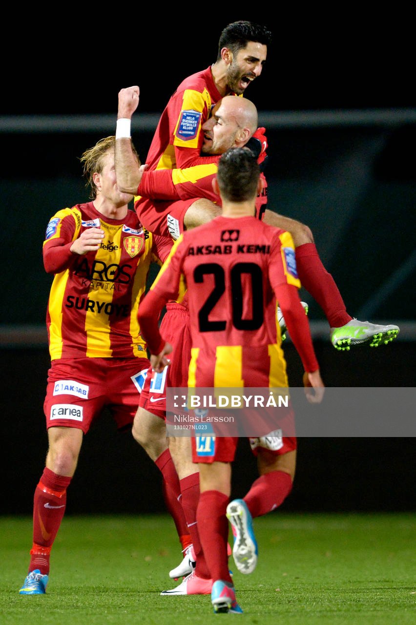 Syrianskas Isa Demir gratuleras av Dinko Felic efter 4-1 under en fotbollsmatch i Allsvenskan mellan Syrianska och Åtvidaberg, den 27 oktober 2013 i Södertälje.