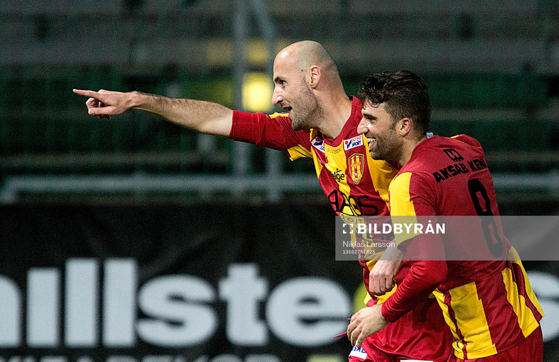 Syrianskas Dinko Felic och Mattias Mete jublar under en fotbollsmatch i Allsvenskan mellan Syrianska och Åtvidaberg, den 27 oktober 2013 i Södertälje.