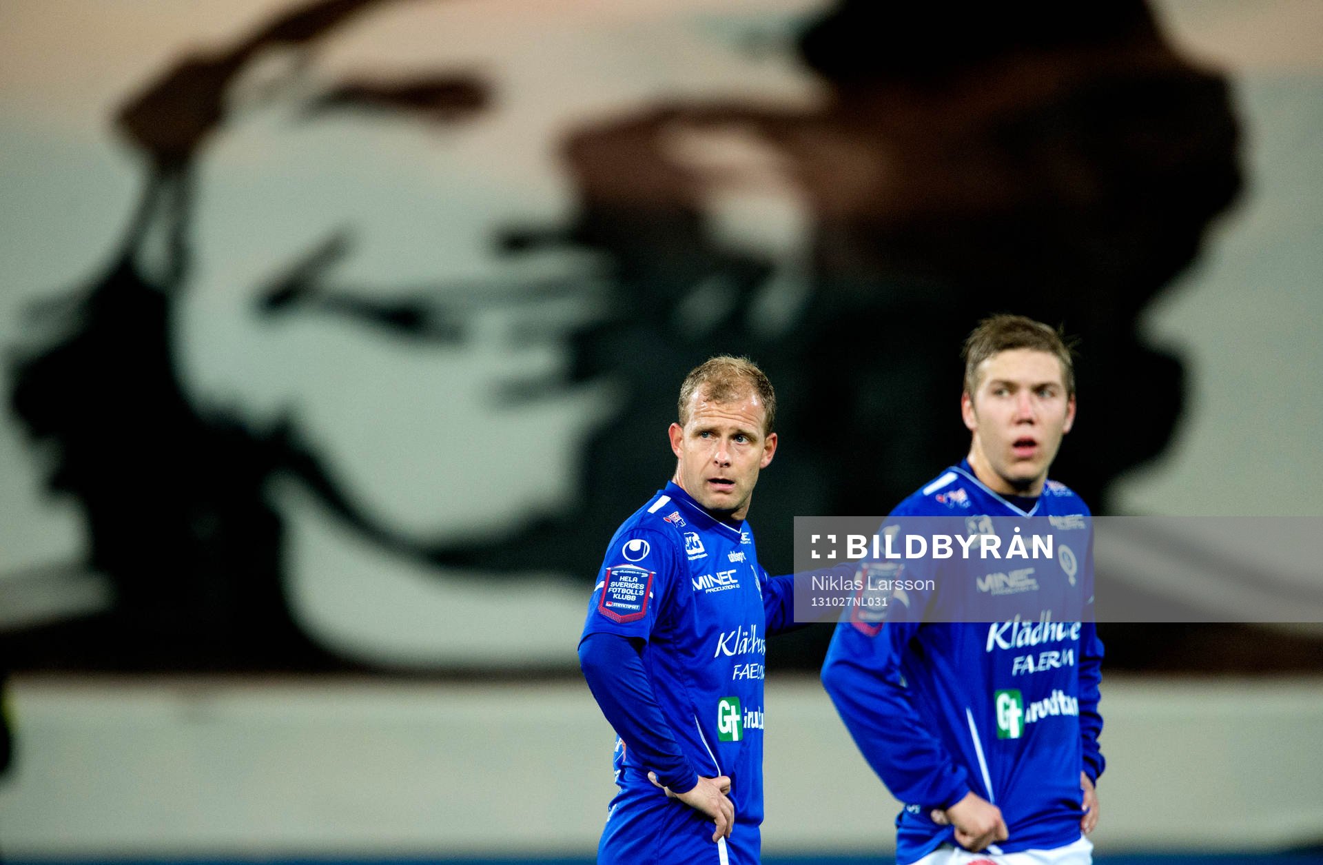 Åtvidabergs Kristian Bergström farmför en jättebild av