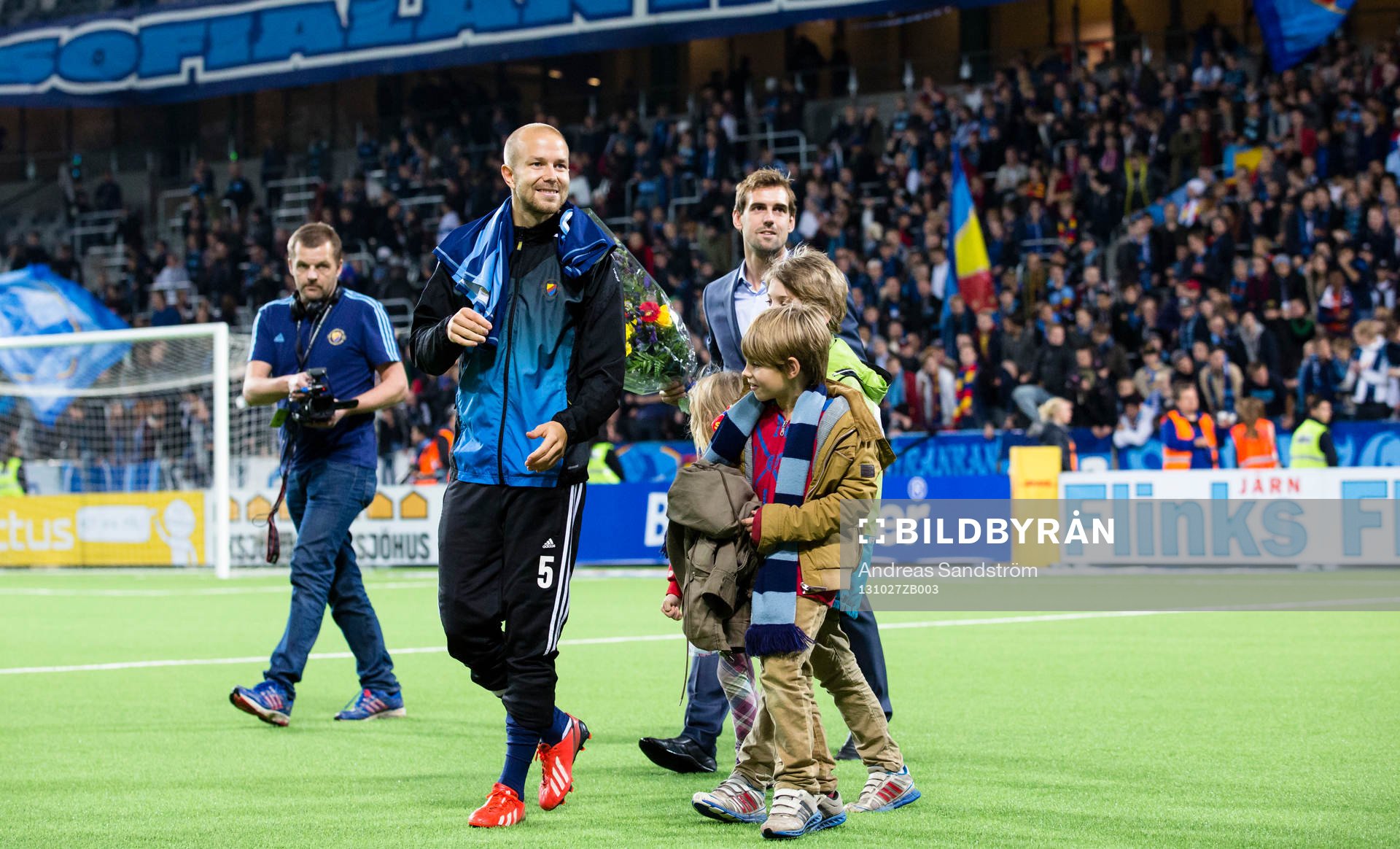 Djurgårdens Joel Riddez och Djurgårdens Petter Gustafsson avtackas efter fotbollsmatchen i Allsvenskan mellan Djurgården och Gefle den 27 Oktober 2013 i Stockholm.