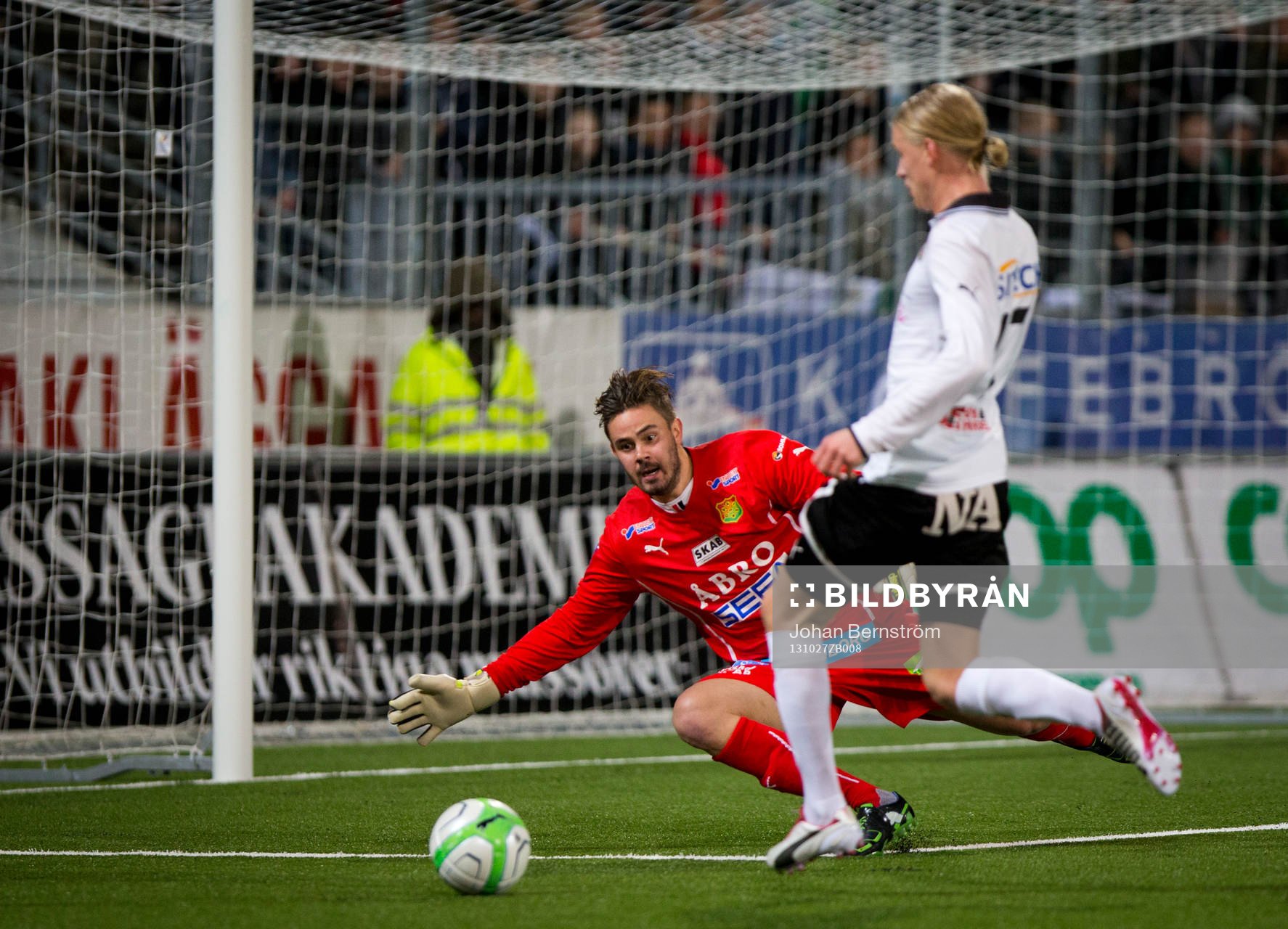 Örebros Kalle Holmberg mot GAIS målvakt Tommi Vaiho i