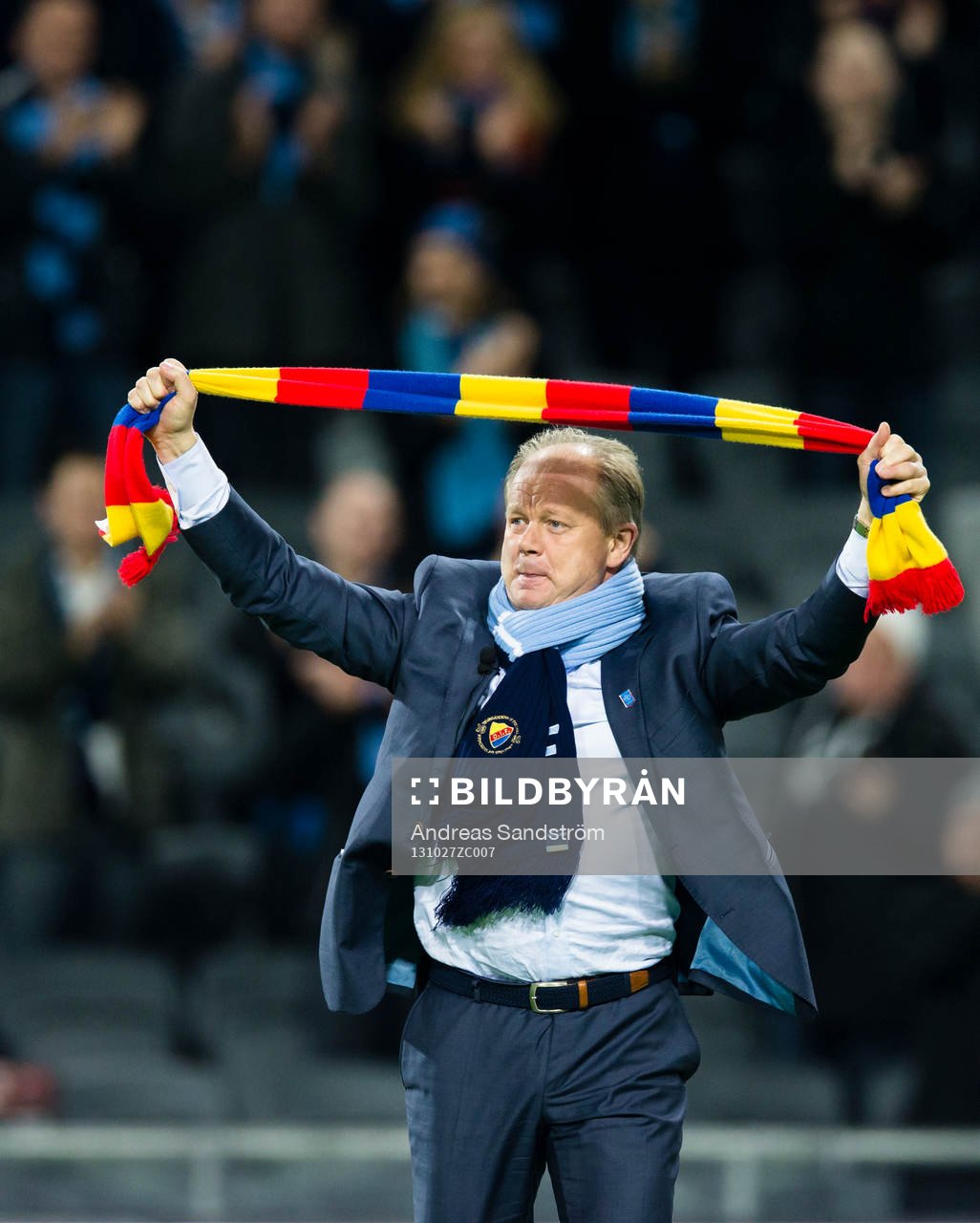 Djurgårdens tränare Per-Mathias Högmo ser gripen ut efter att ha avtackats i sista hemmamatchen efter fotbollsmatchen i Allsvenskan mellan Djurgården och Gefle den 27 Oktober 2013 i Stockholm. 